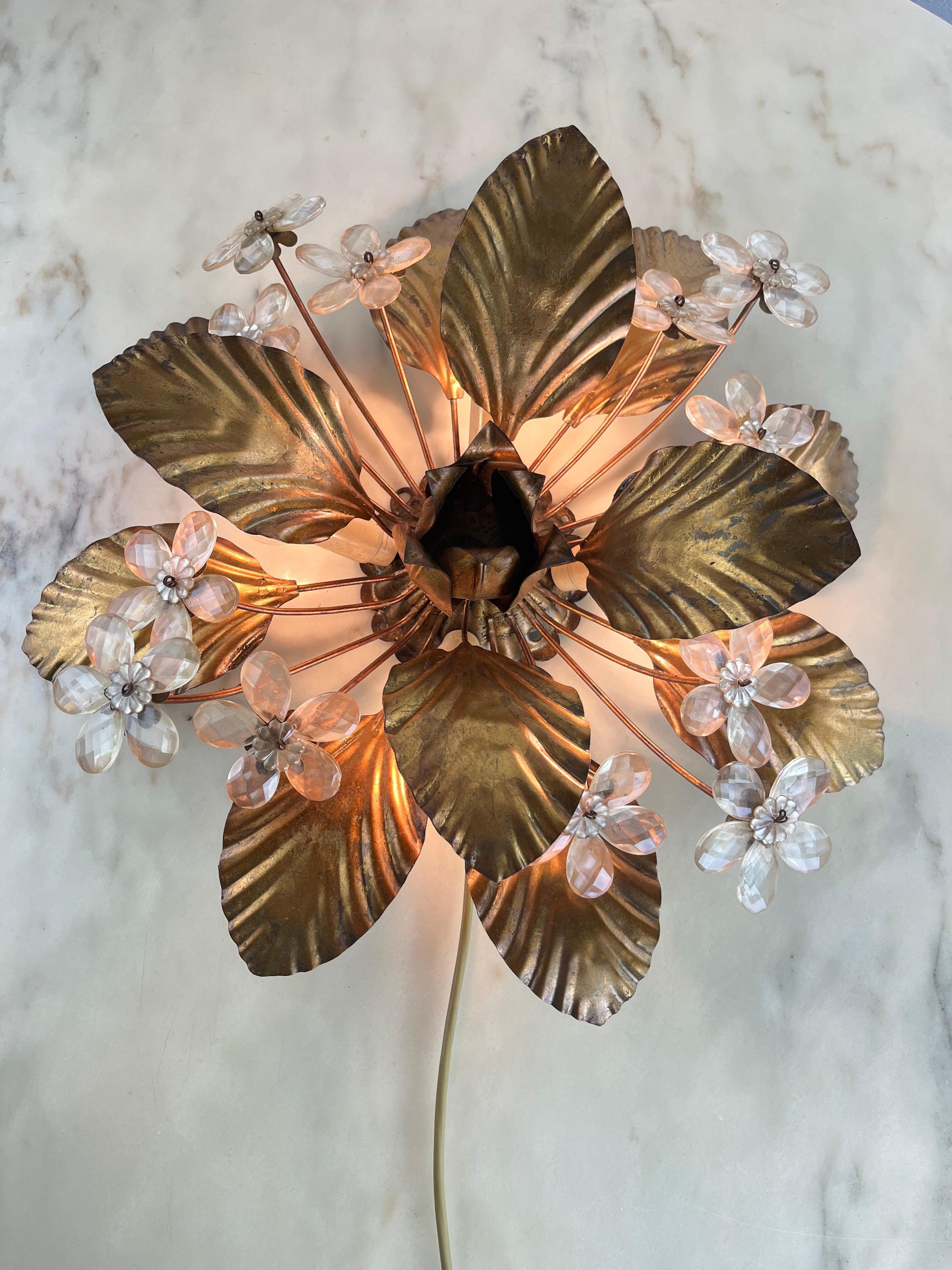 4-light Maison Baguès mid-century crystal flower ceiling lights.
Intact, metal and brass structure, E14 lamps.
Excellent condition, small signs of aging.

Maison Baguès

Born in 1840, the famous Maison Baguès was founded in the center of Paris. He