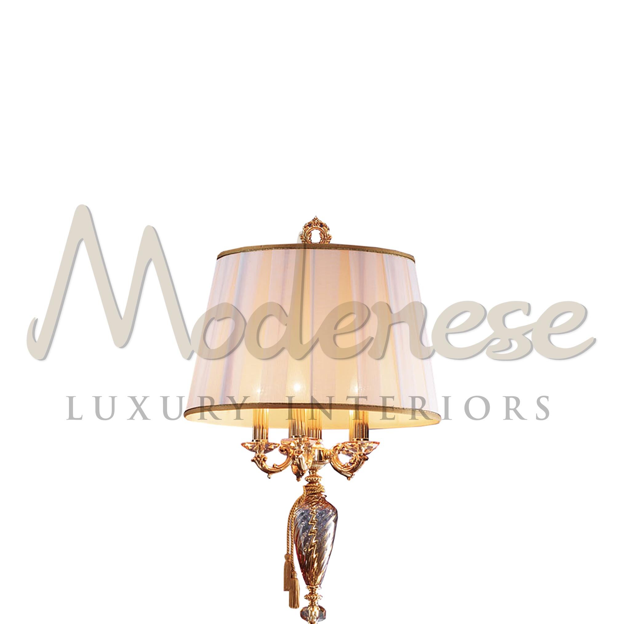 Plongez dans le luxe avec ce lampadaire en verre ambré de Modenese Luxury Interiors. La ligne droite du mât central, orné d'une finition dorée à la française, supporte délicatement 4 ampoules protégées par un large abat-jour ivoire. Modenese réécrit