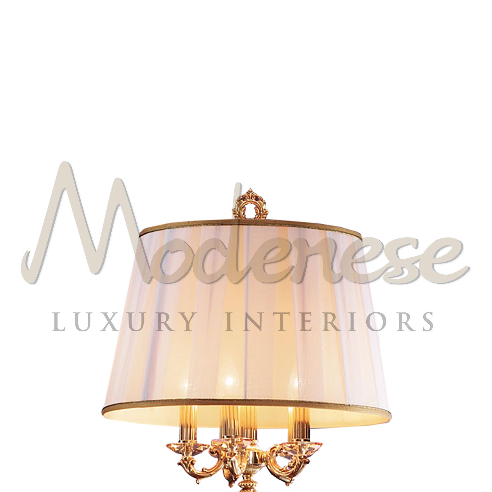 Baroque Lampadaire à 4 éclairages en verre ambré avec finition dorée française par Modenese Interiors en vente