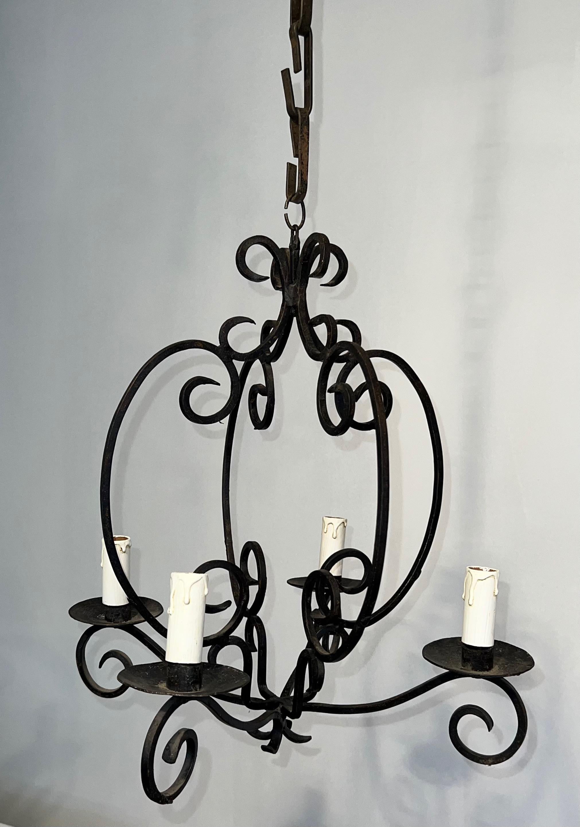 Araña de hierro forjado de 4 luces. Obra francesa. Alrededor de 1950 Moderno de mediados de siglo en venta