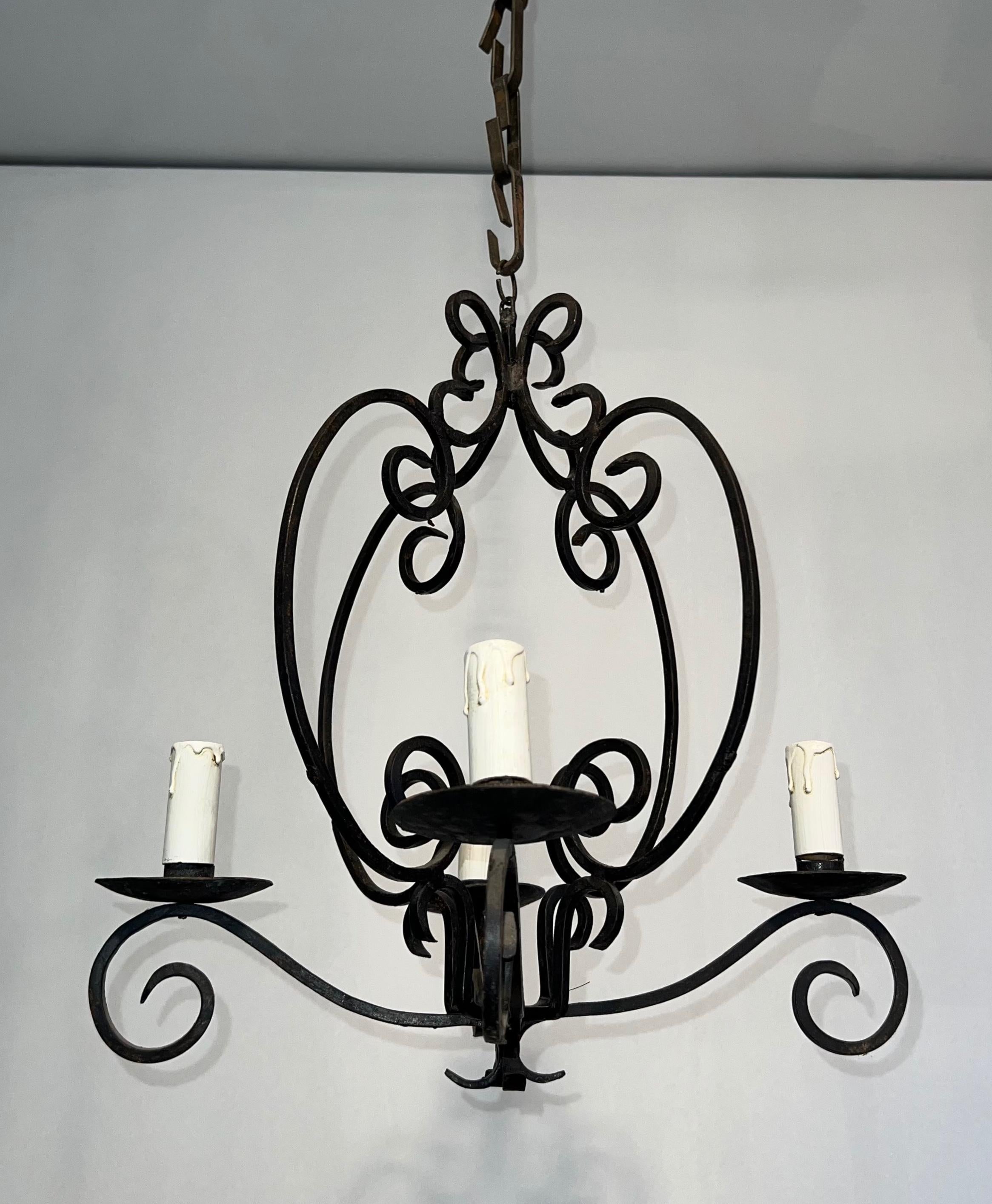 Araña de hierro forjado de 4 luces. Obra francesa. Alrededor de 1950 en Bueno estado para la venta en Marcq-en-Barœul, Hauts-de-France