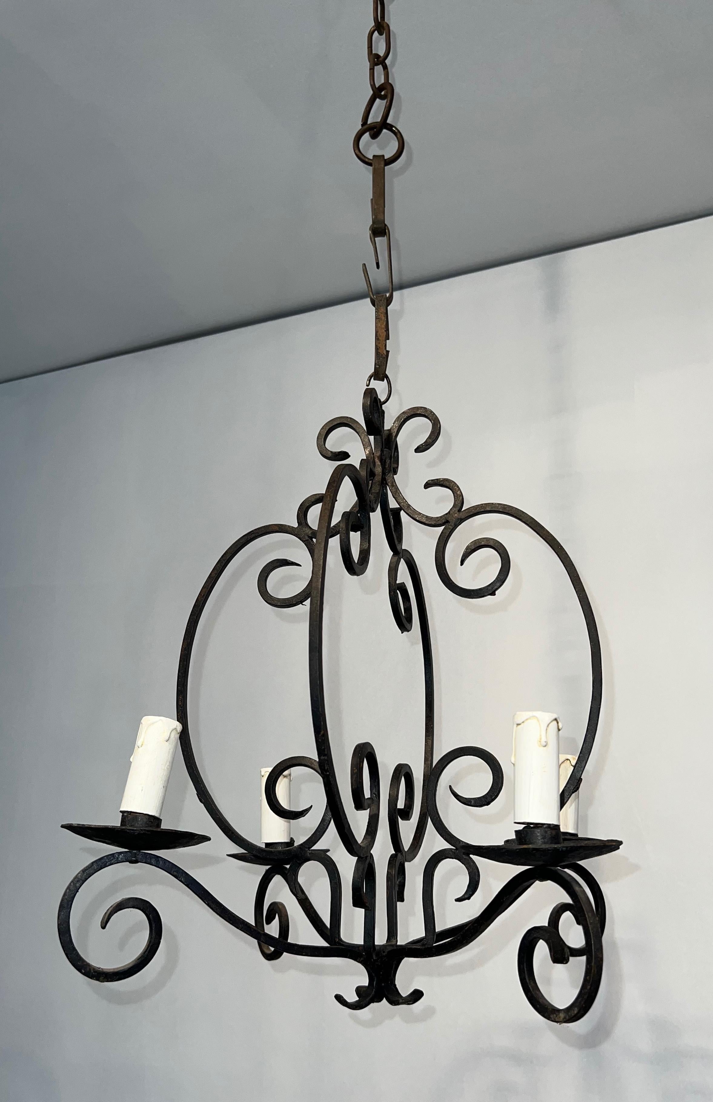 Araña de hierro forjado de 4 luces. Obra francesa. Alrededor de 1950 en venta 1