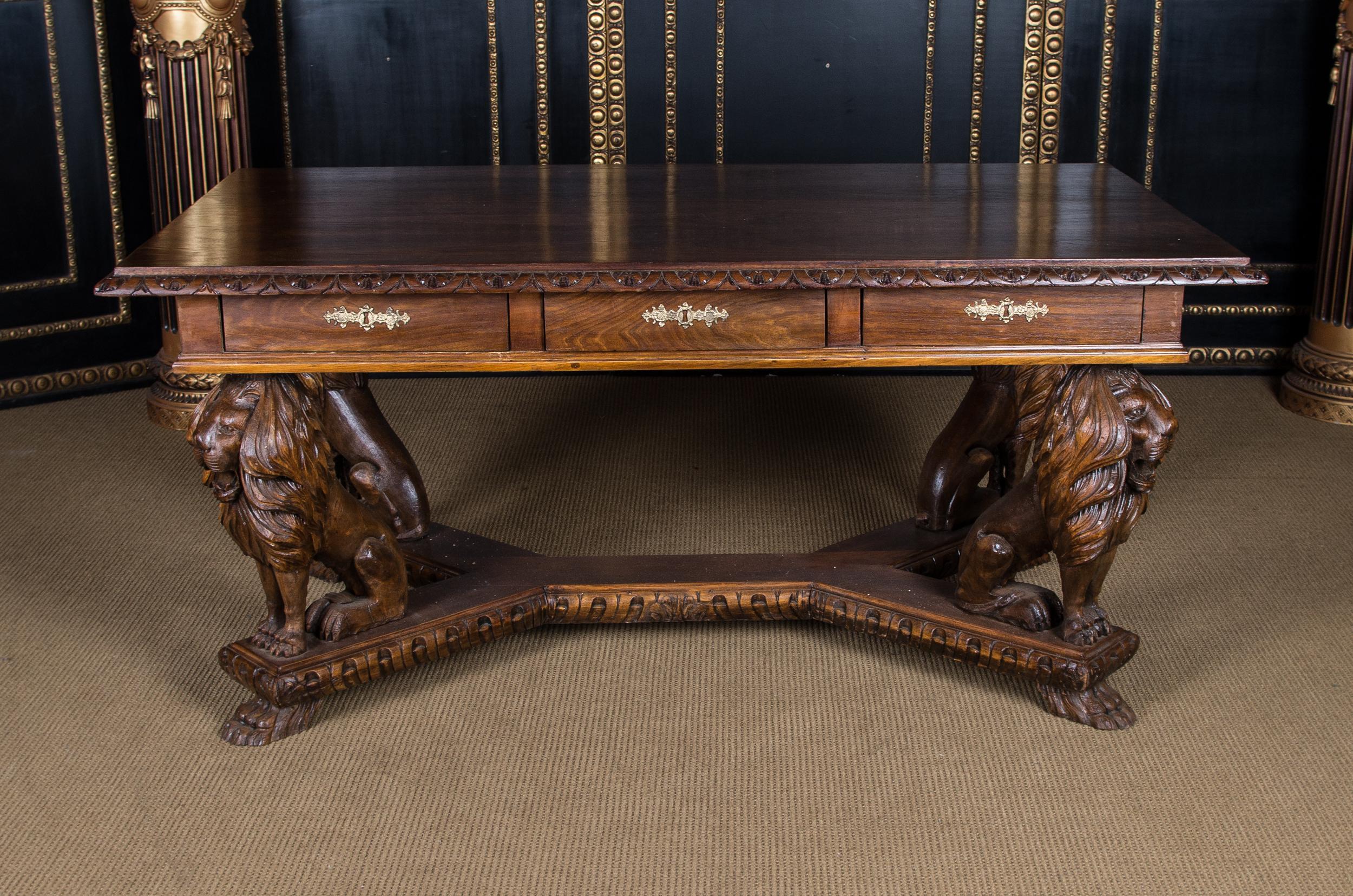 Imposing mansion desk Renaissance lions, circa 1920

Through and through oak. Straight body on four sculpted carved lions. Carved on all sides. Slightly protruding tabletop, including three drawers.

Freely adjustable in the room
Unique with