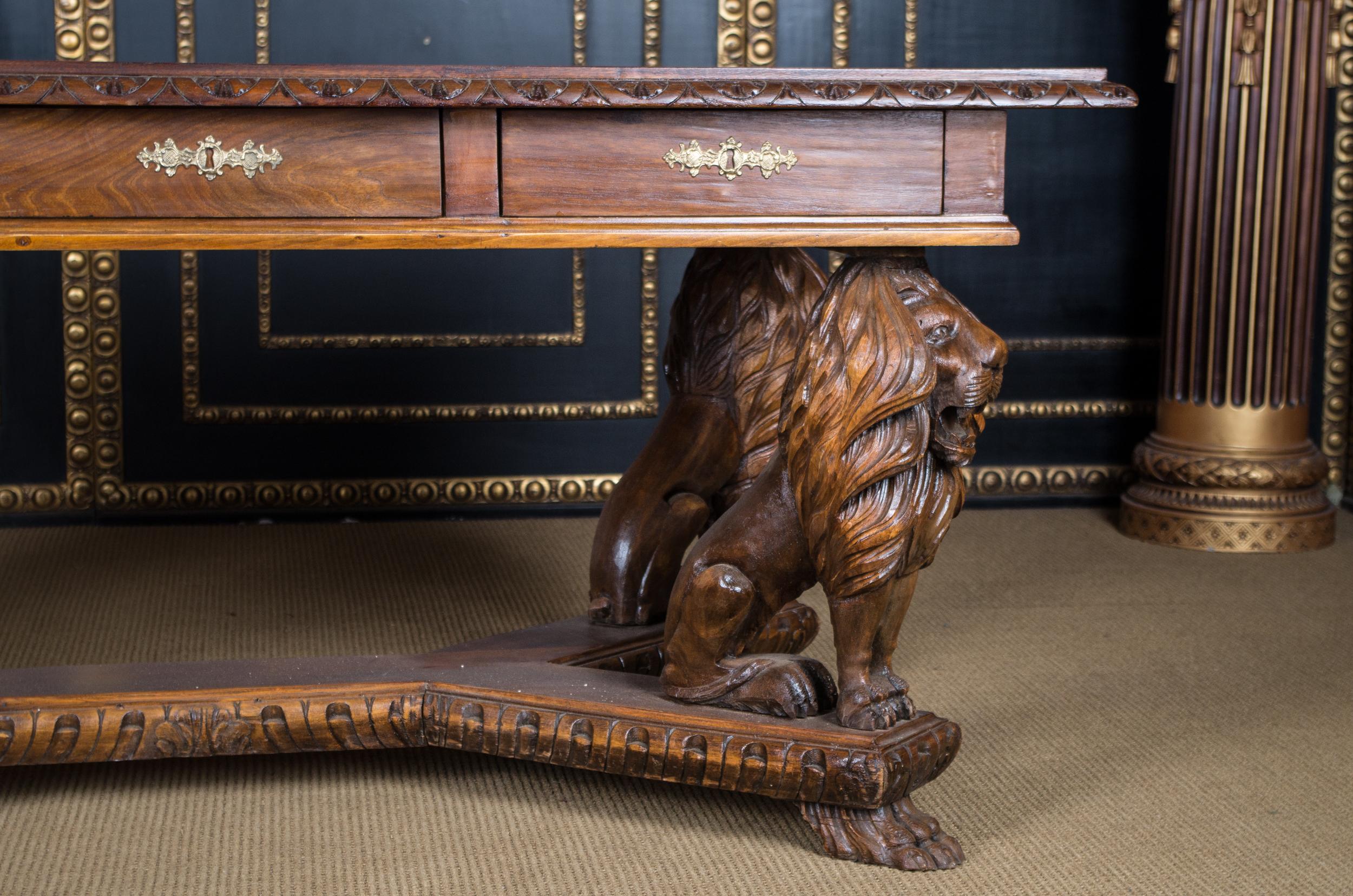 lions desk