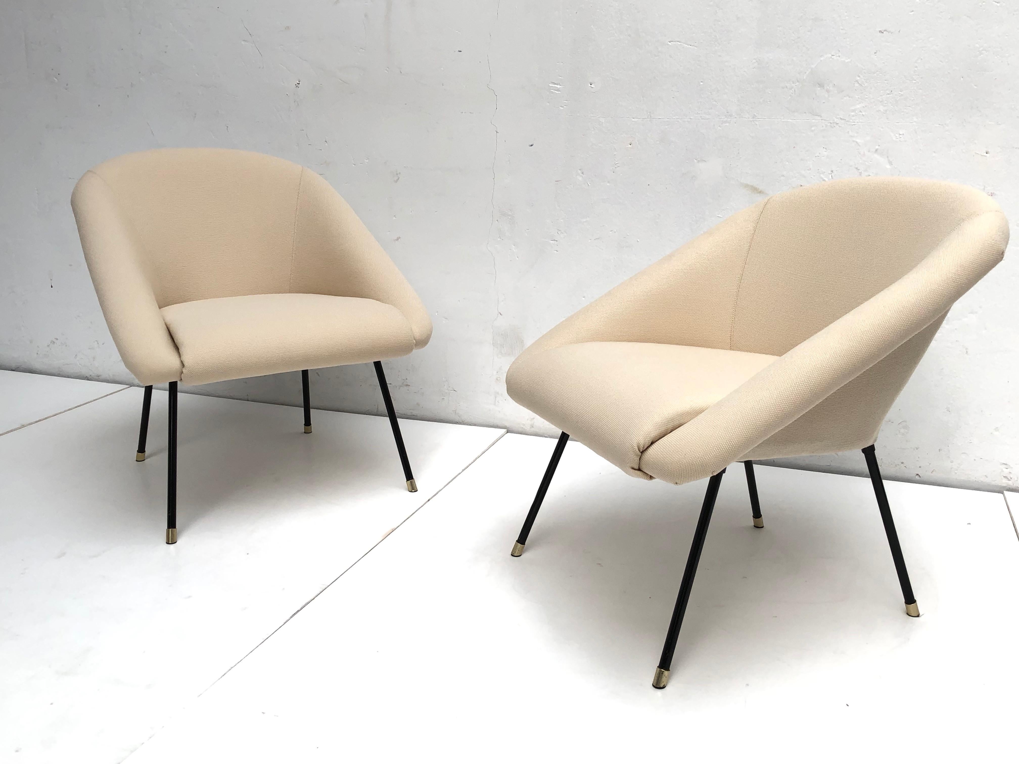 These little Italian 1950s lounge chairs have been re-upholstered with new De Ploeg Fabric in our upholstery atelier

New Latex foam has been applied on the original rubber Pirelli strapping 

The final upholstery turned our to be a labour