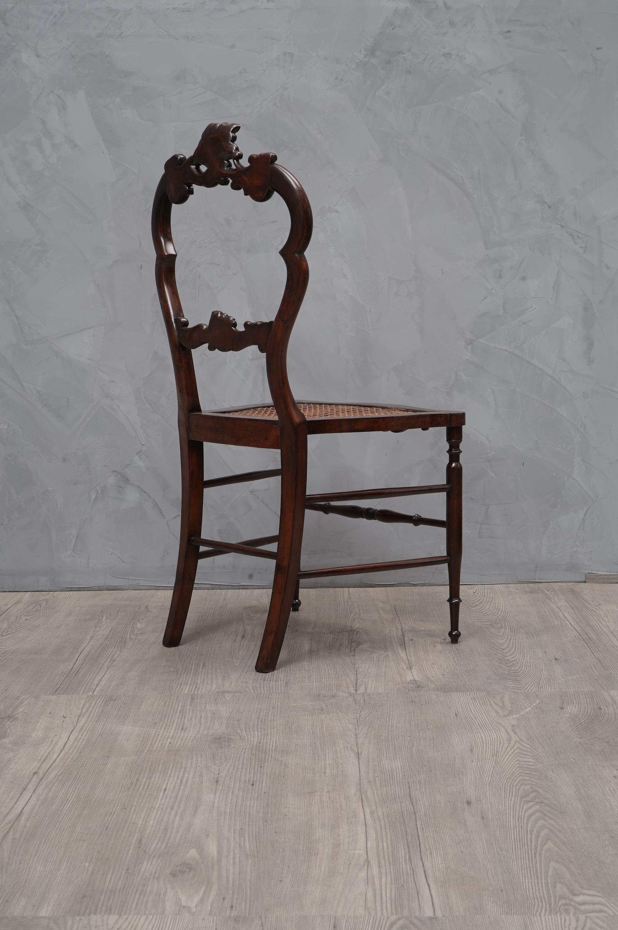 Elegant in their essentiality, rich and very worked wood, super light.

All in walnut wood. Manual processing on the backrest part. Turning of the front legs. Seat formed by a walnut frame and the Vienna straw in the central part. Coming from an