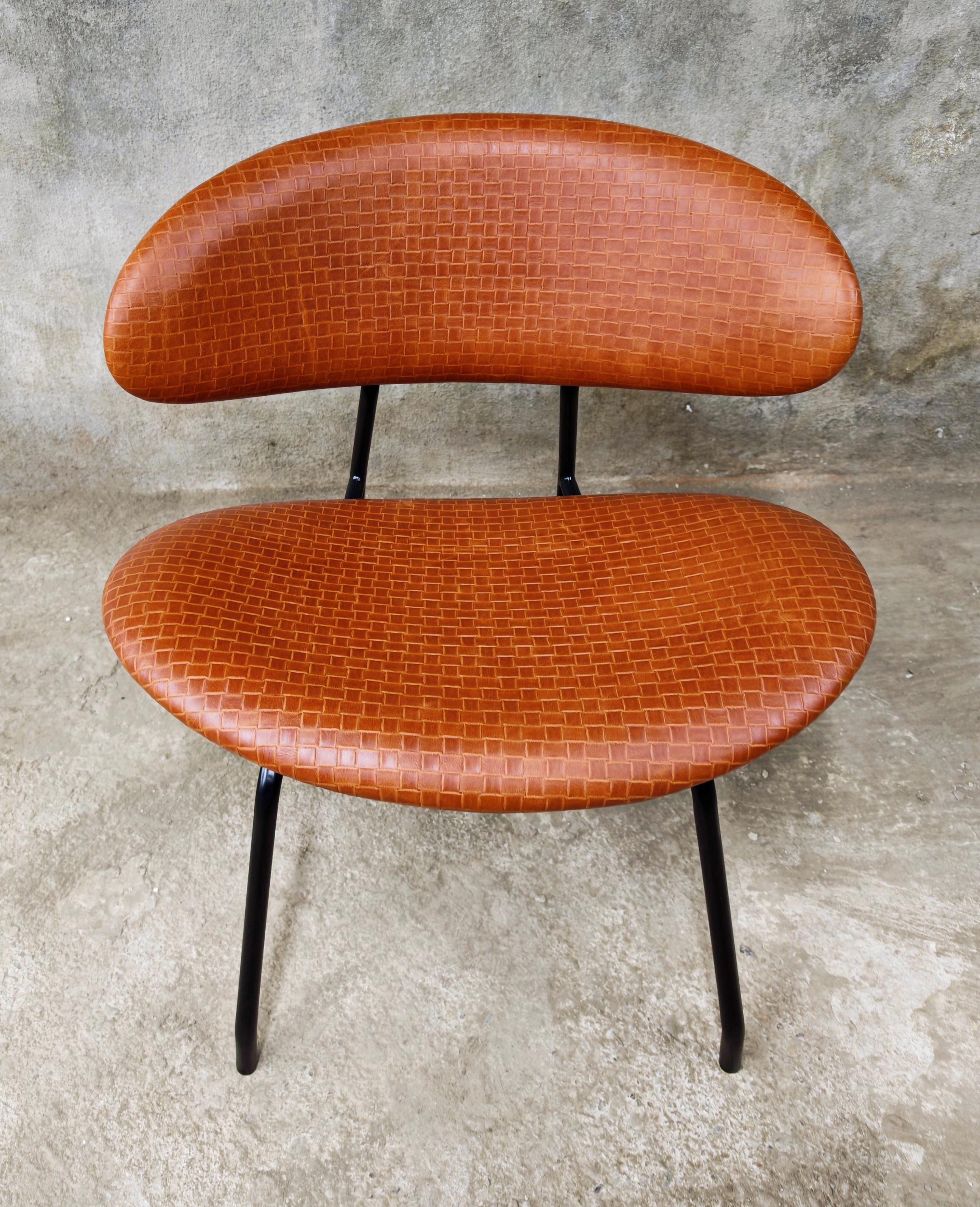 In questo annuncio troverai 4 splendide poltroncine del Mid Century Modern disegnate da Rino Vernuccio per RIMA. Il design è straordinario, con sedile e schienale curvi attaccati a una struttura in acciaio, quasi a creare una forma di farfalla. Le