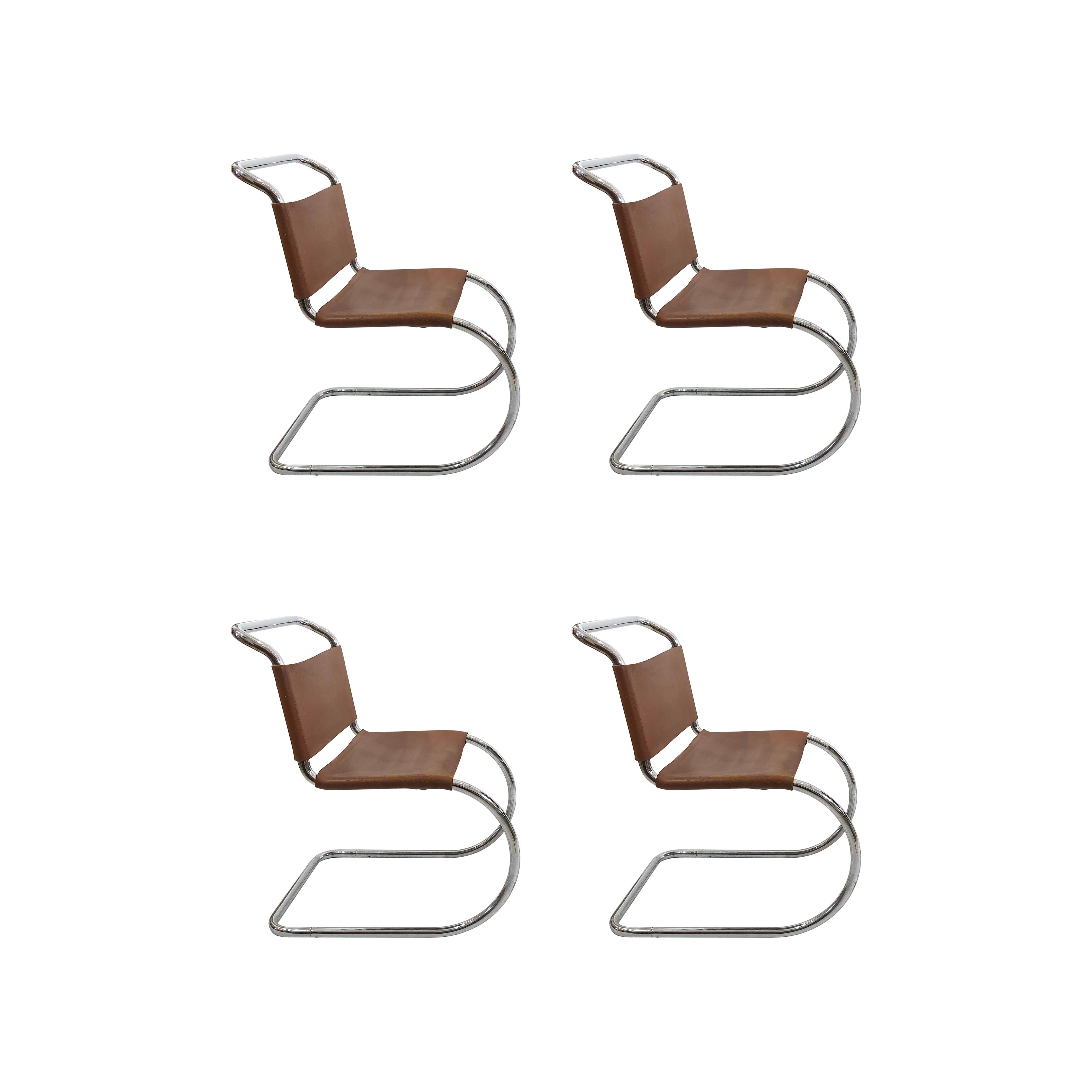 Ensemble complet de quatre chaises MR10 à piétement luge chromé de Ludwig Mies van der Rohe, en cuir marron. Cet ensemble de chaises est un exemple du début des années 1960 de son célèbre design produit par Knoll International. La chaise MR10 a été