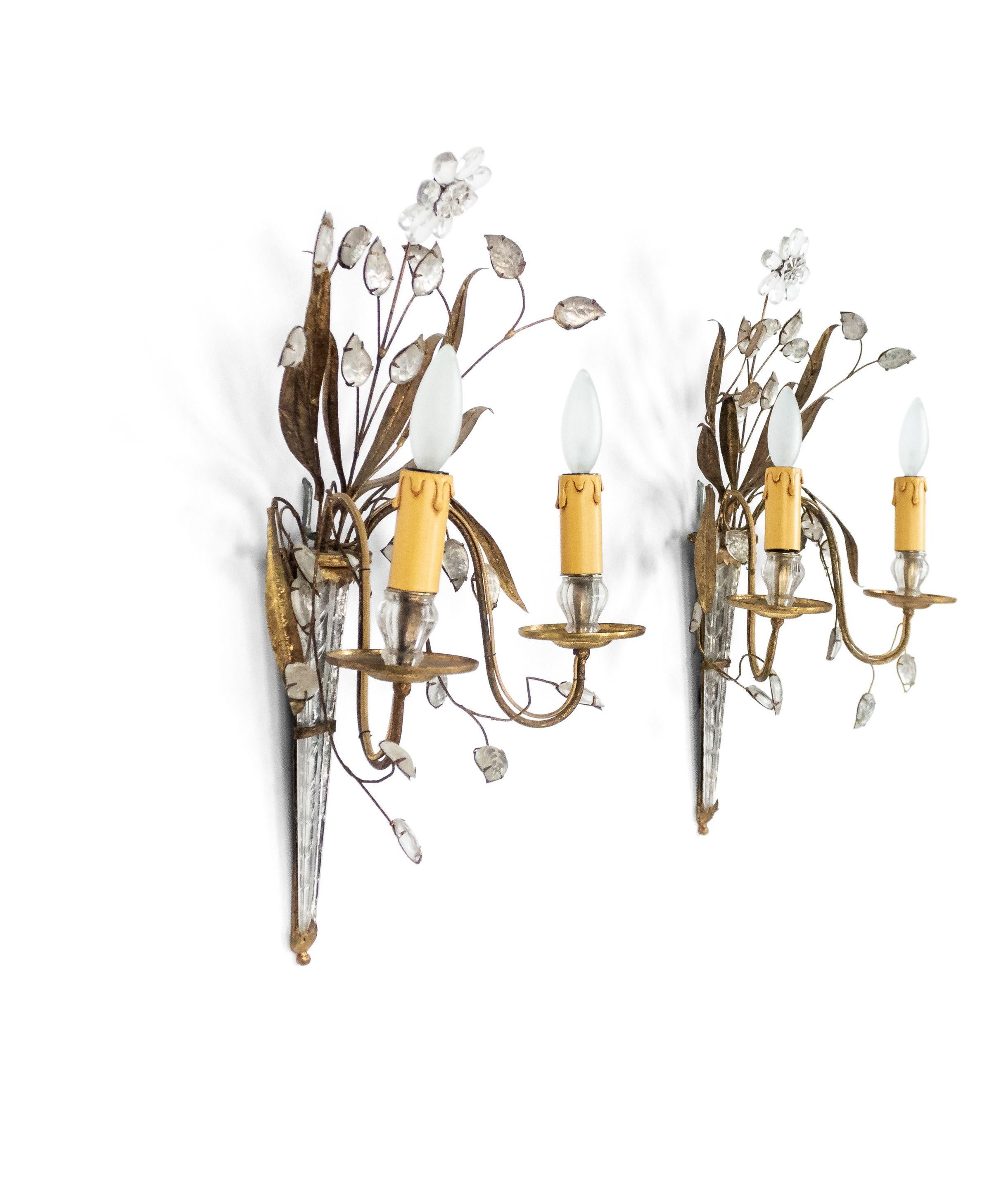 4 appliques murales françaises du milieu du siècle dernier (années 1940), en verre et métal doré, à deux bras, avec des branches fleuries émanant d'une plaque arrière de forme conique. (att : BAGUES) (PRIX UNIQUE)
