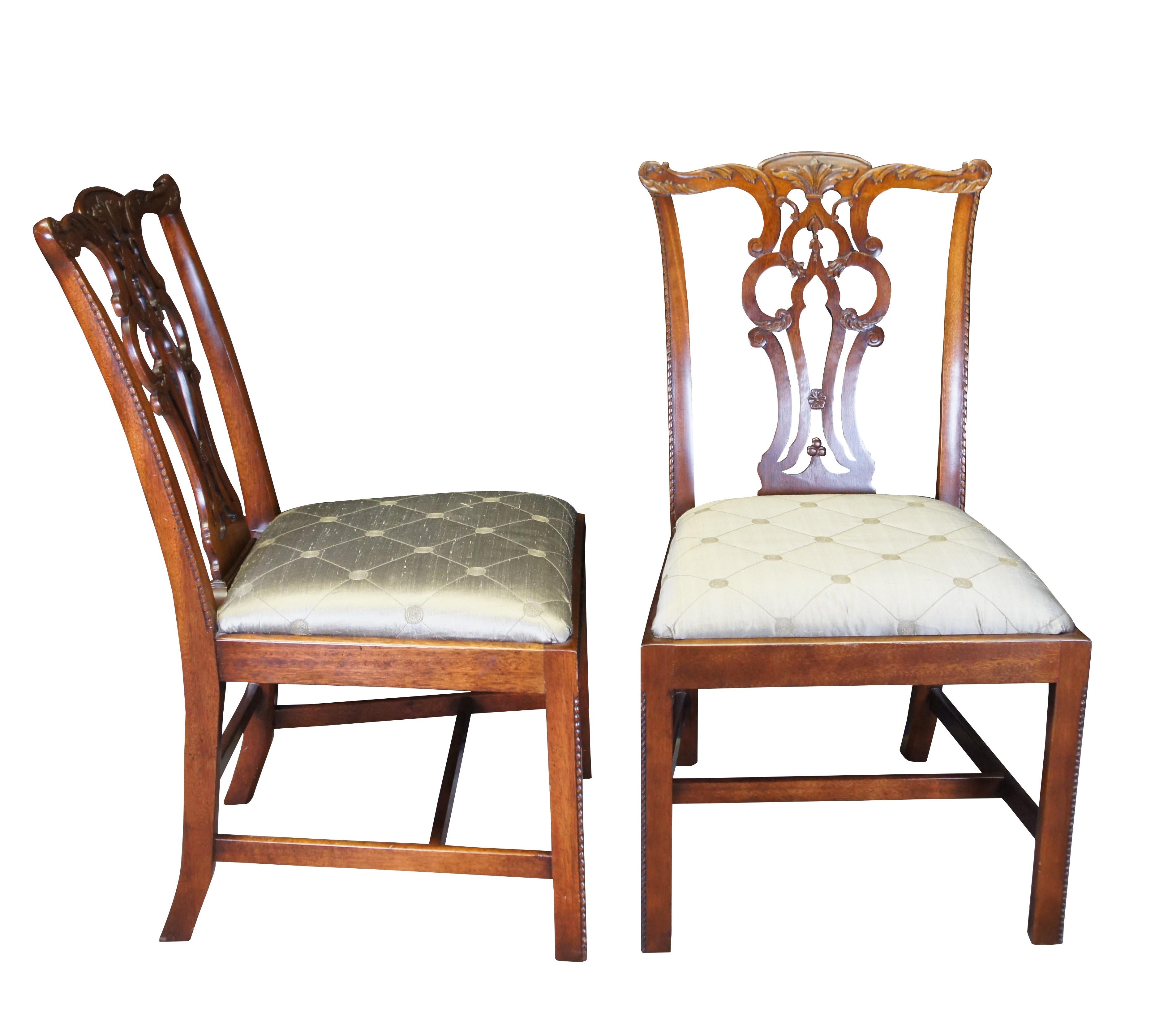 Set di quattro sedie da pranzo Maitland Smith.  Realizzato in mogano in stile Chippendale/Regency con schienale traforato/reticolato intagliato con fiori e disegni d'acanto e con bordi dentellati.  Sedili rivestiti in seta.

Dimensioni:
22