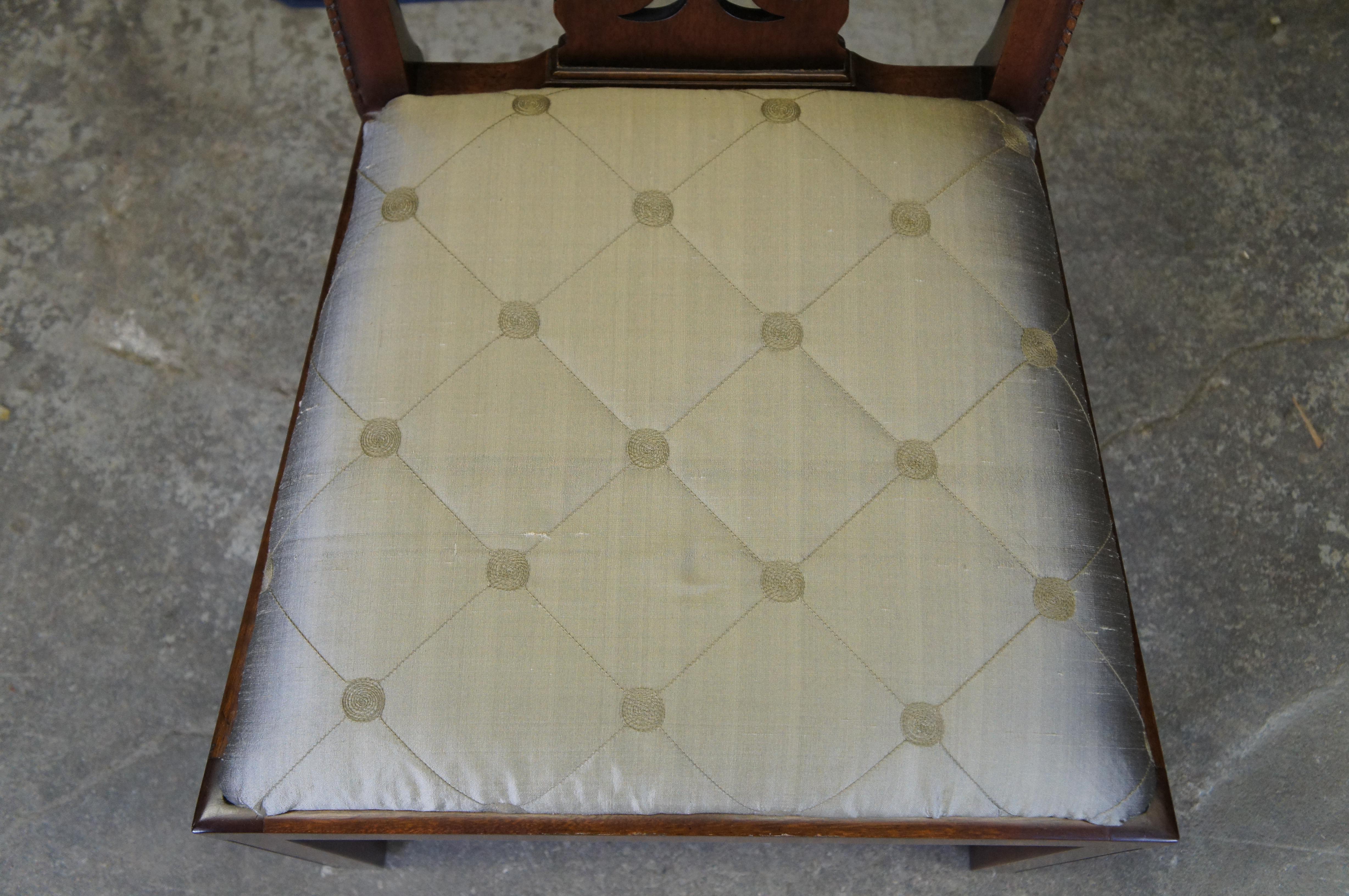4 sedie da pranzo in mogano Maitland Smith Chippendale Regency con sedute in seta in vendita 1