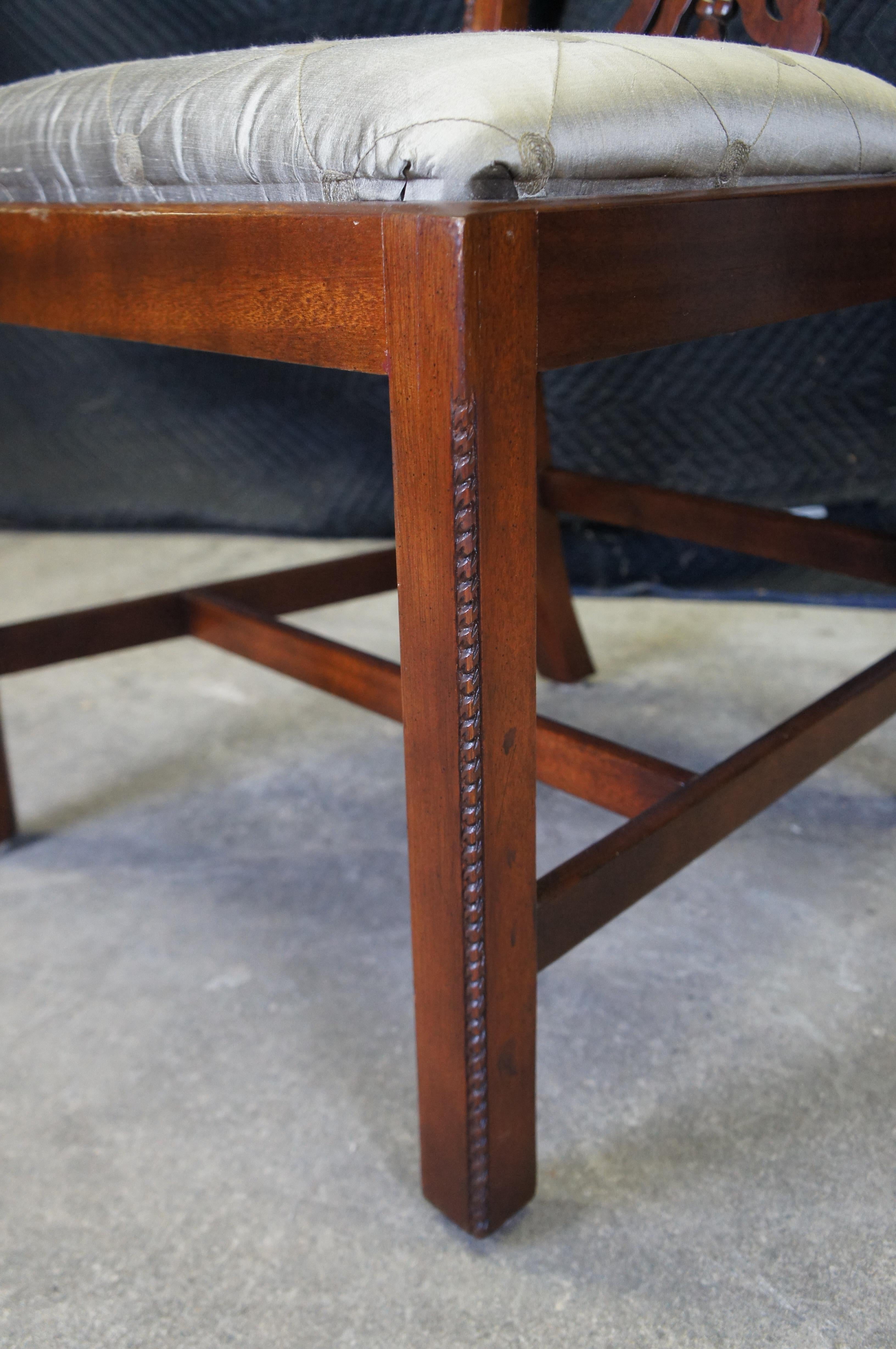 4 sedie da pranzo in mogano Maitland Smith Chippendale Regency con sedute in seta in vendita 4