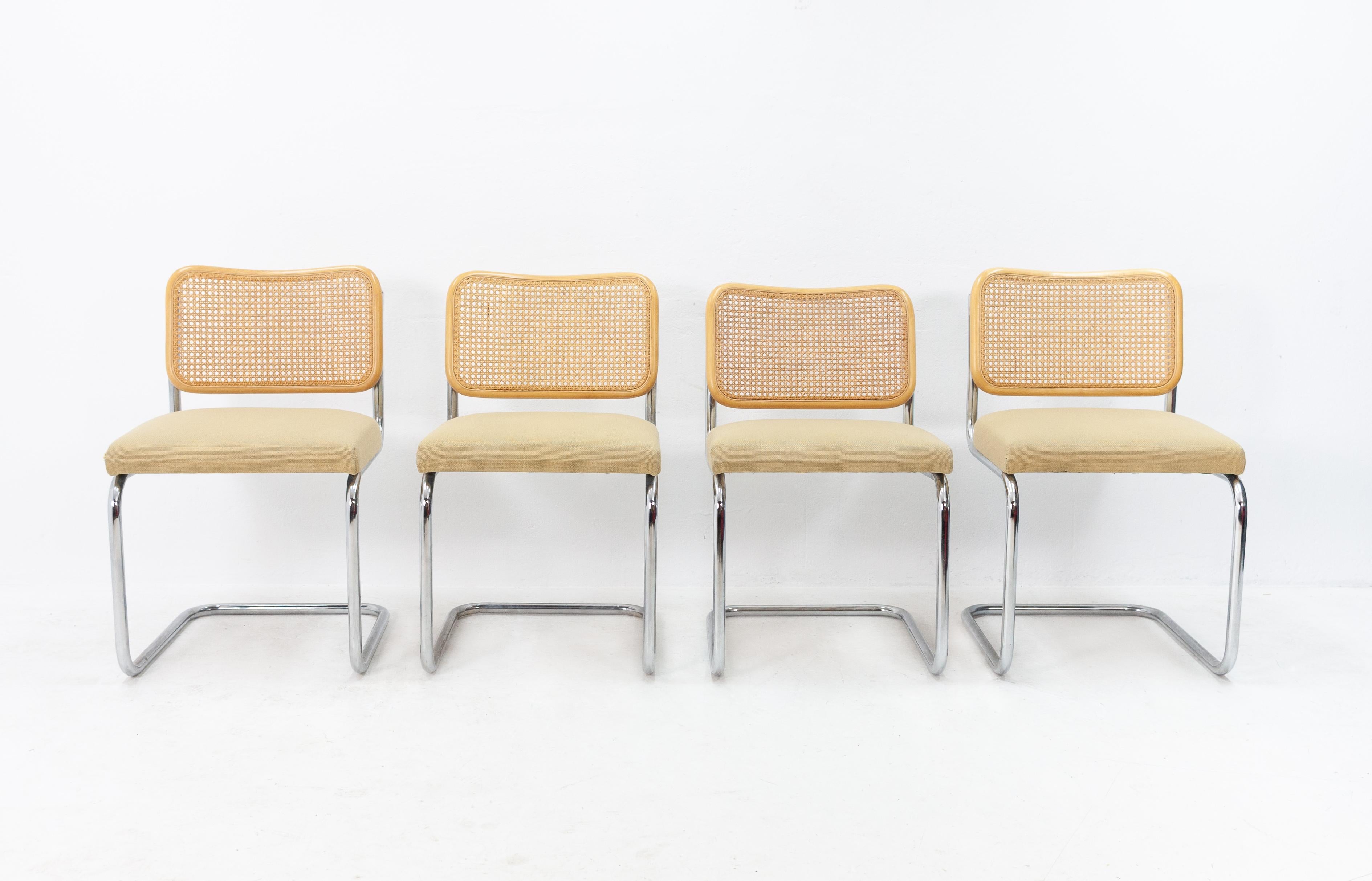 4 Marcel Breuer cantilever dining chairs. With a matching color upholstered seating. Model B32.
1980s. Good seating comfort. Good condition.
Natural beechwood. Chrome-plated tubular frame.



 