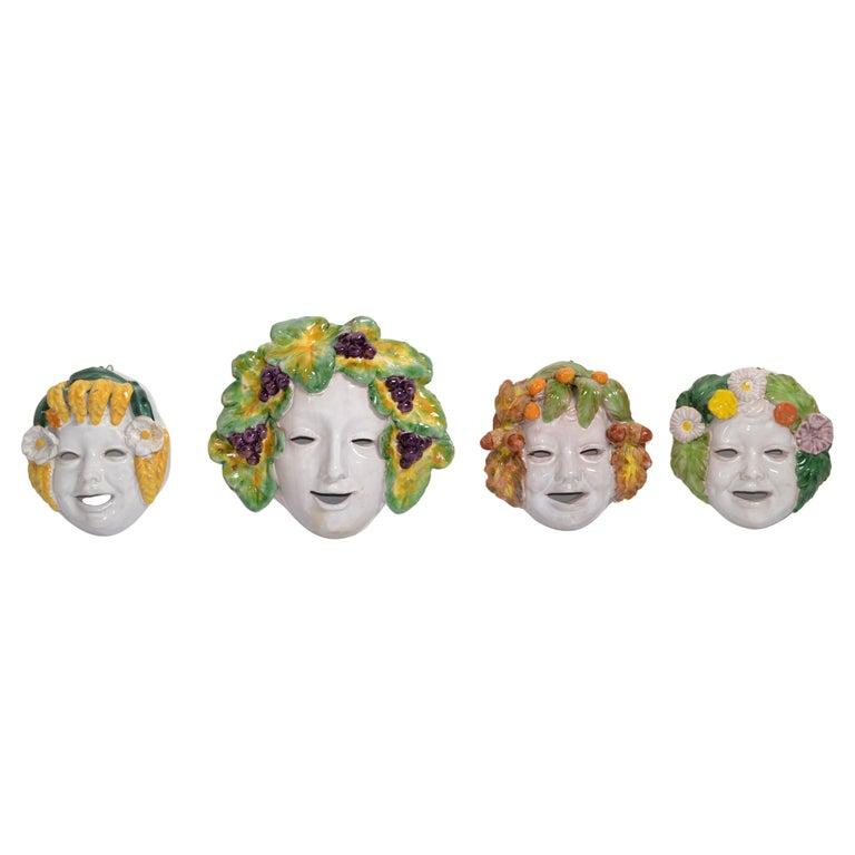 Vernissé 4 masques muraux vintage en céramique de majolique peints à la main, Italie Cottura  en vente