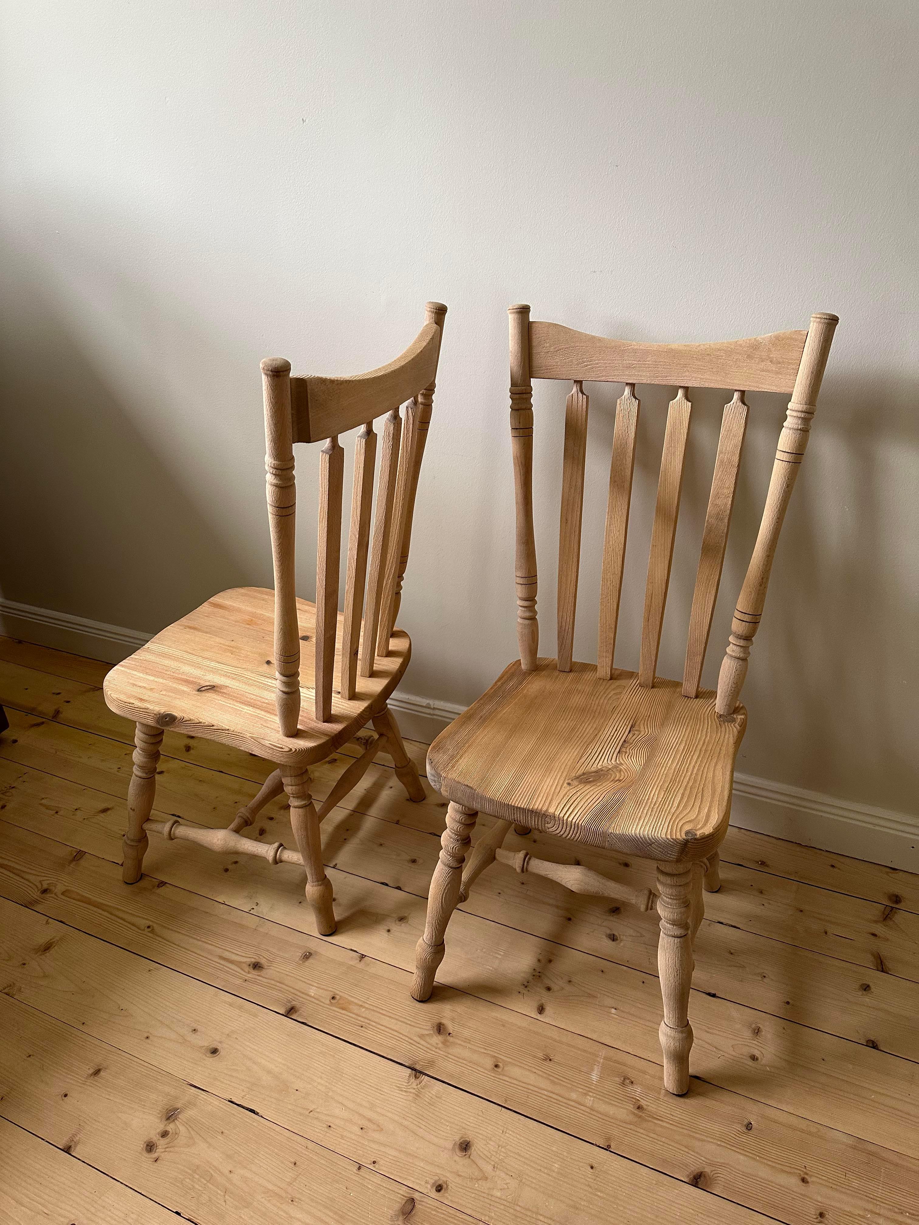 4 massive pine chairs  In Good Condition For Sale In Älvsjö, SE