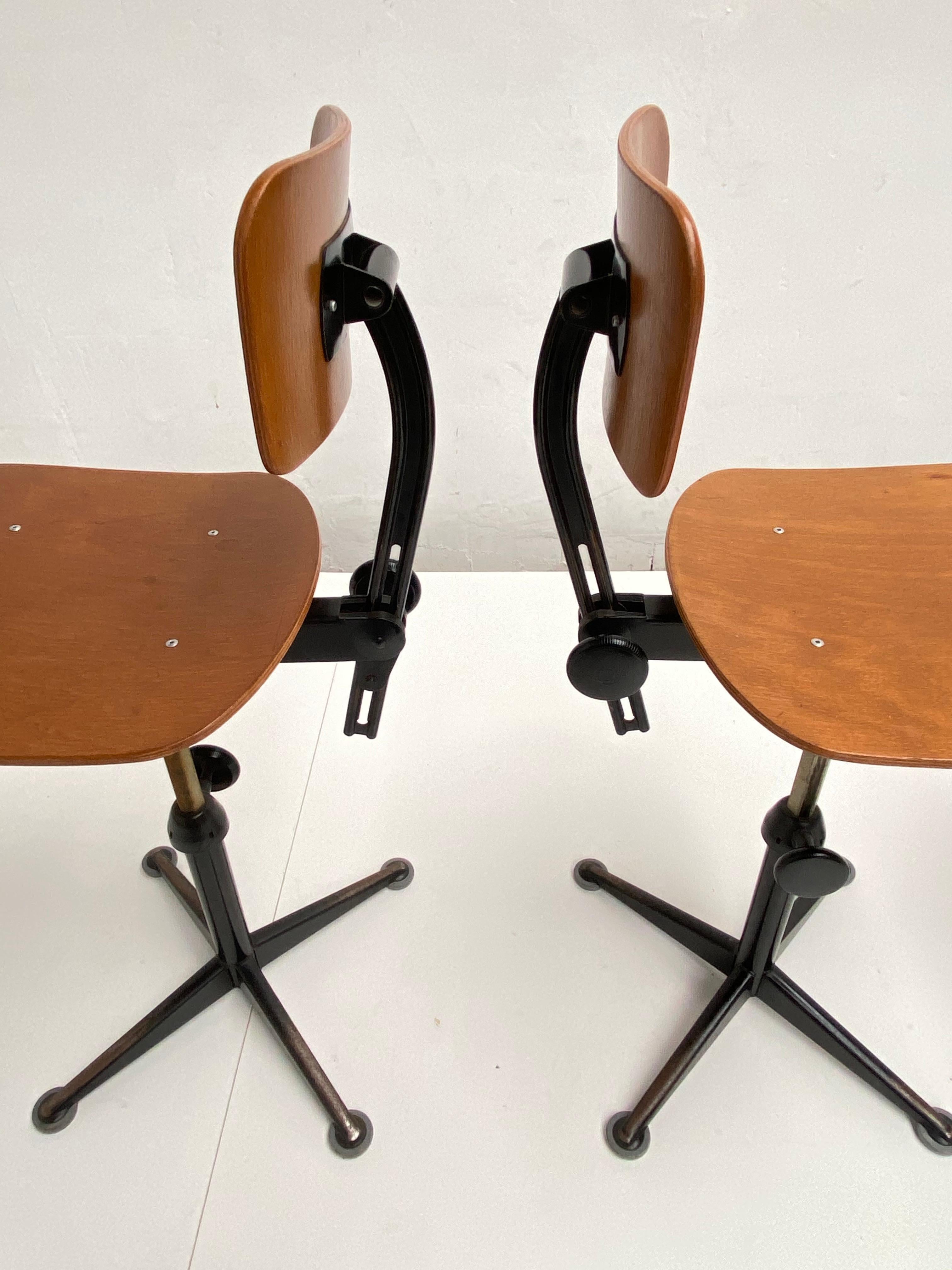 A hard to find matching set of 4 drafting and swivelling University working stools by Dutch industrial designer Friso Kramer for Ahrend De Cirkel, designed in 1960

The black enamelled version is not easy to find and only a few universities in