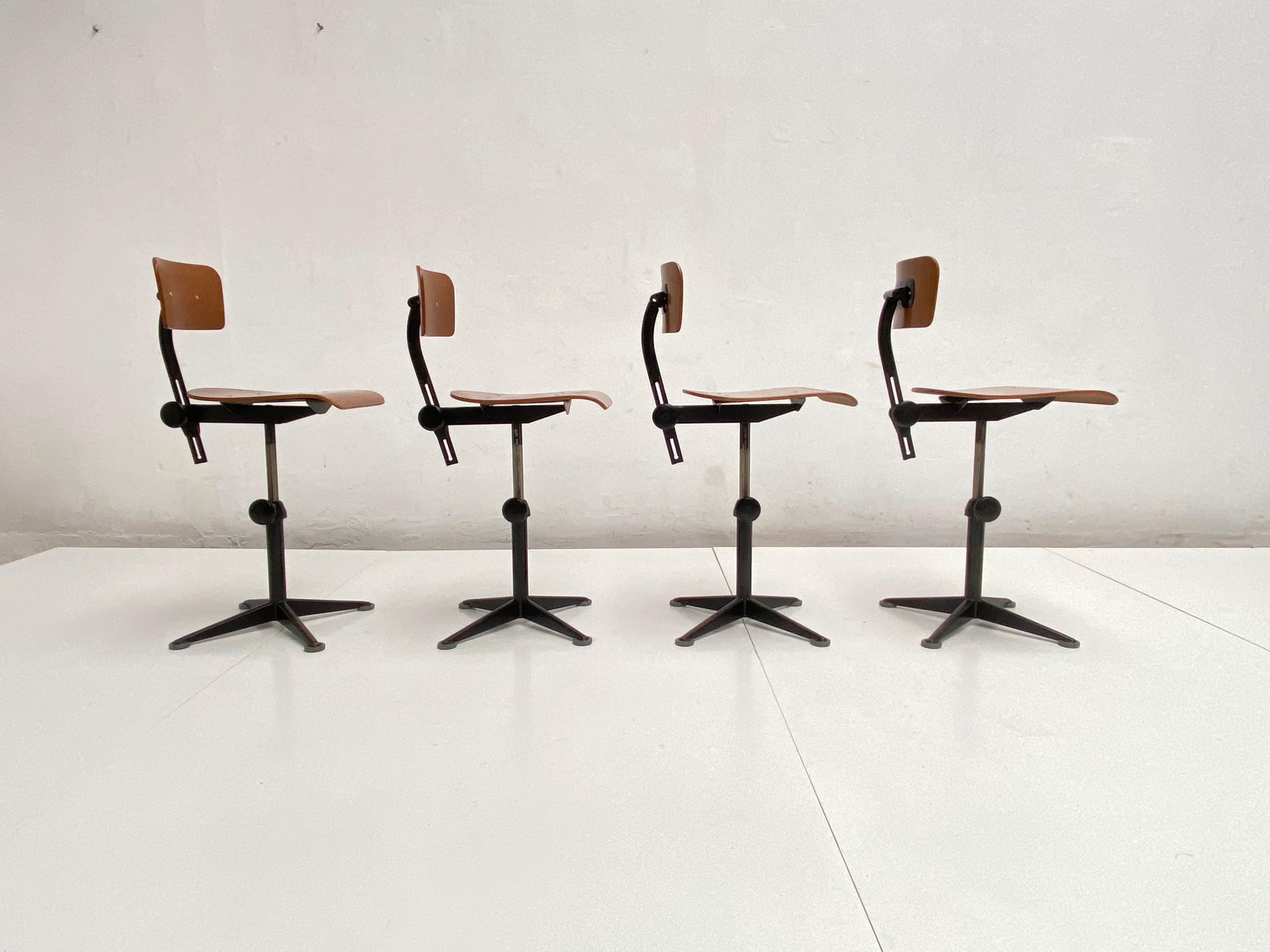 4 passende schwarze handgefertigte Arbeitshocker von Friso Kramer, Ahrend De Cirkel, 1960 (Metall) im Angebot