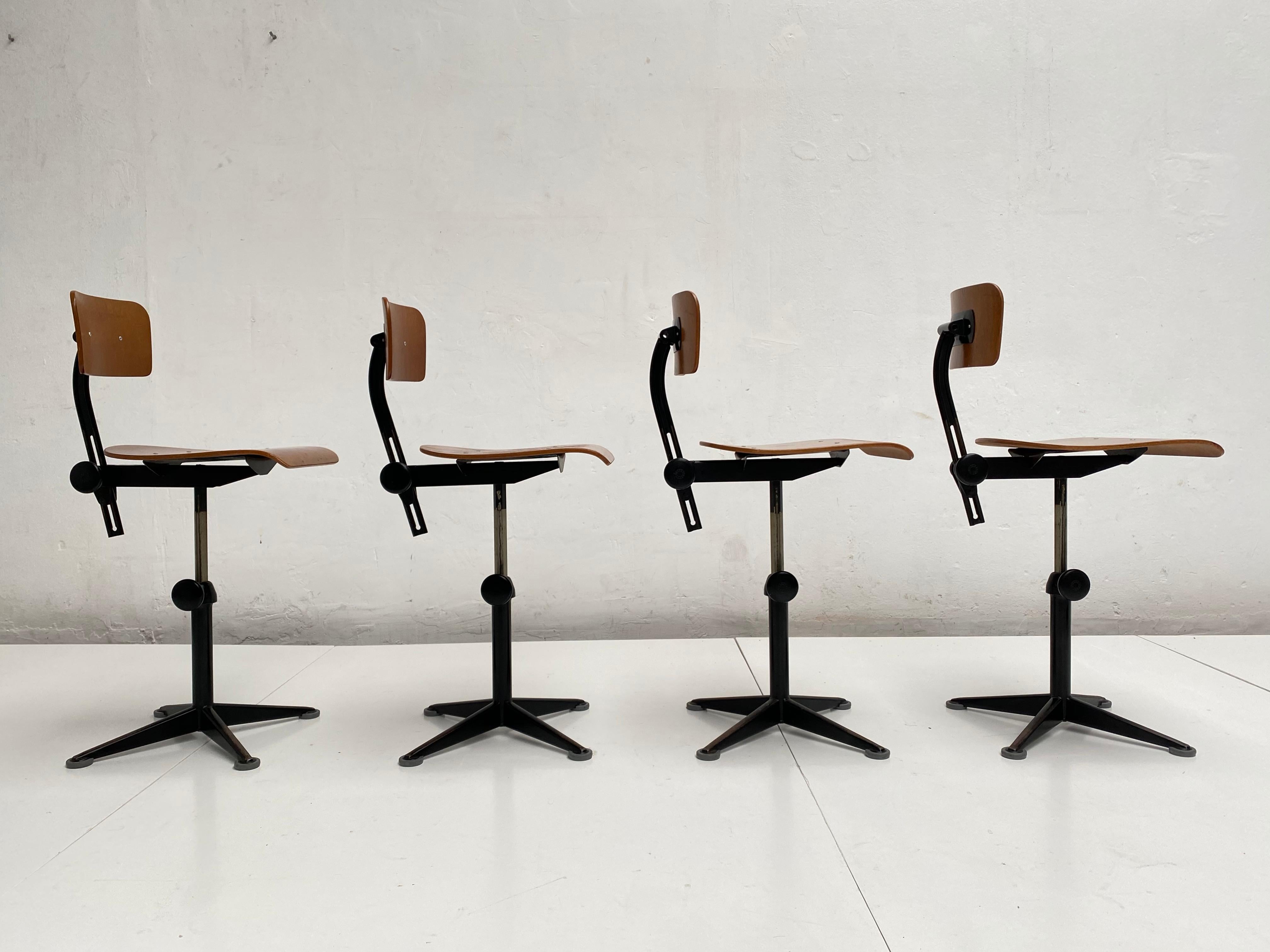 4 passende schwarze handgefertigte Arbeitshocker von Friso Kramer, Ahrend De Cirkel, 1960 im Angebot 2