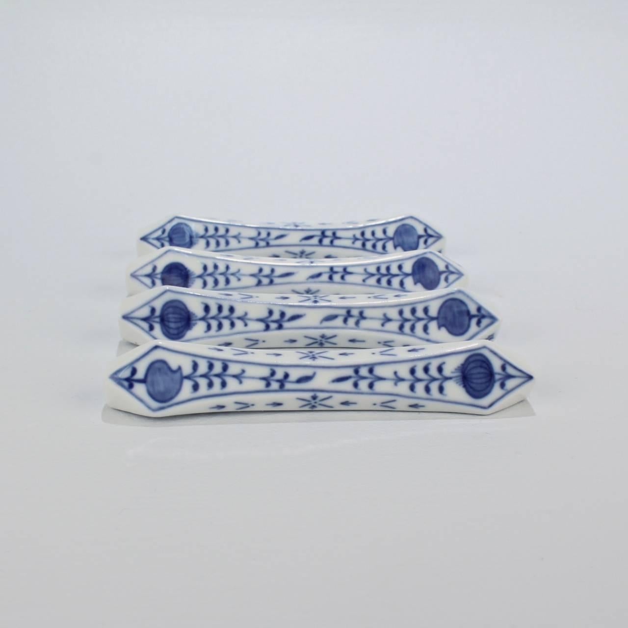 A good group of four Meissen porcelain blue onion pattern (Zwiebelmuster) knife rests.

The sides bear a blue underglaze crossed swords factory mark.

Measure: Length ca. 4 in.

  


 