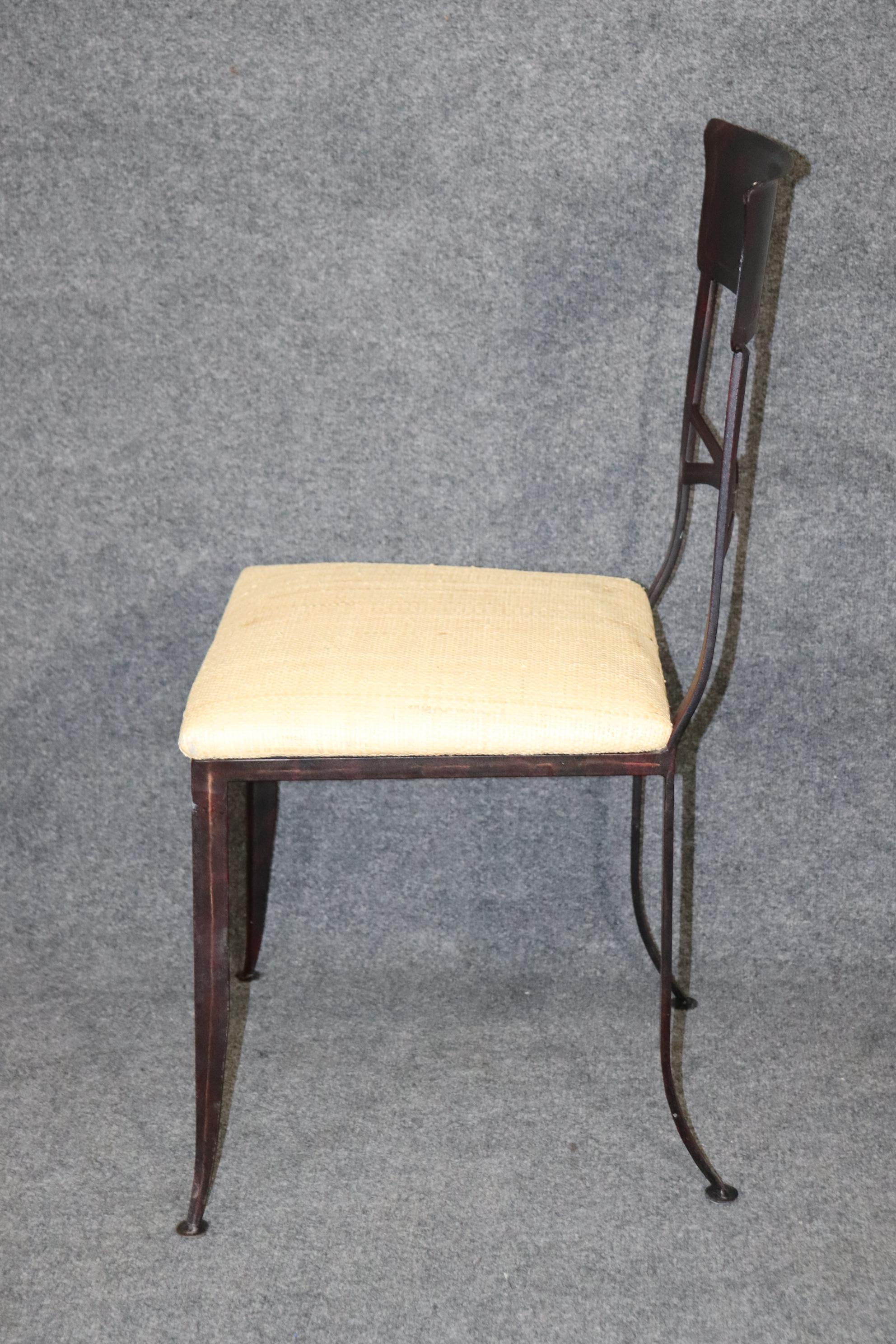Peint 4 chaises de salle à manger Regency en métal de style Maitland Smith  en vente