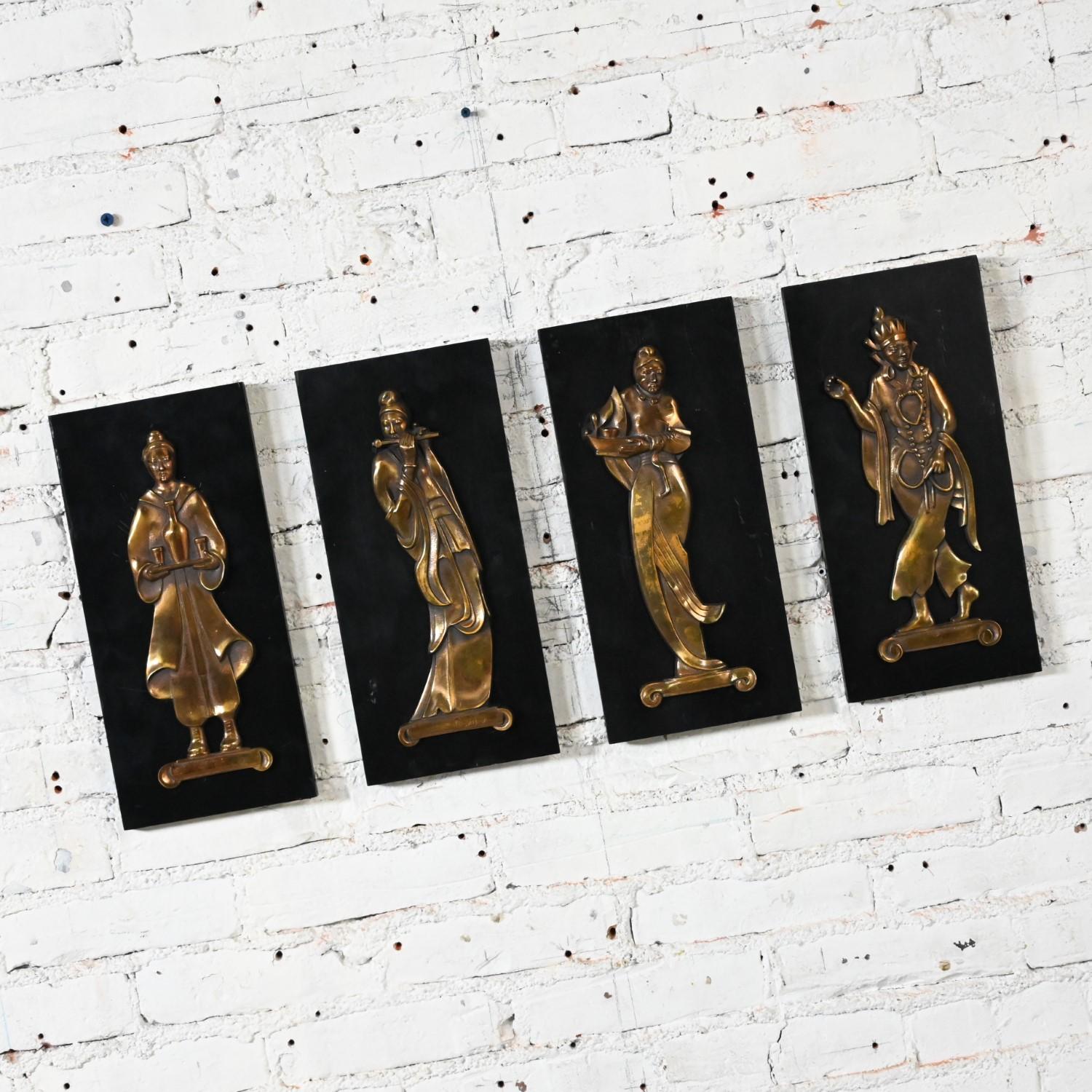 Wunderschöne asiatische Vintage-Plaketten mit gegossenen Bronzefiguren auf schwarz lackierten Sperrholzuntergründen, signiert Gansu, 4er-Set. Schöner Zustand, wobei zu beachten ist, dass diese Vintage und nicht neu sind und daher Gebrauchs- und