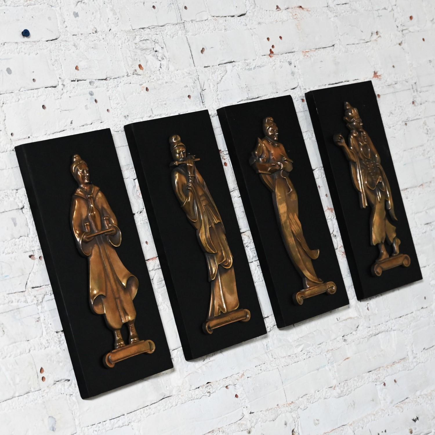 4 asiatische Bronzegussfiguren aus der Mitte des 20. Jahrhunderts auf schwarzen Holztafeln, signiert Gansu (Chinesisch) im Angebot