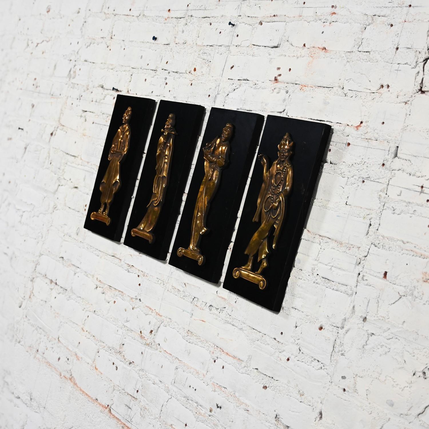 4 asiatische Bronzegussfiguren aus der Mitte des 20. Jahrhunderts auf schwarzen Holztafeln, signiert Gansu im Angebot 1