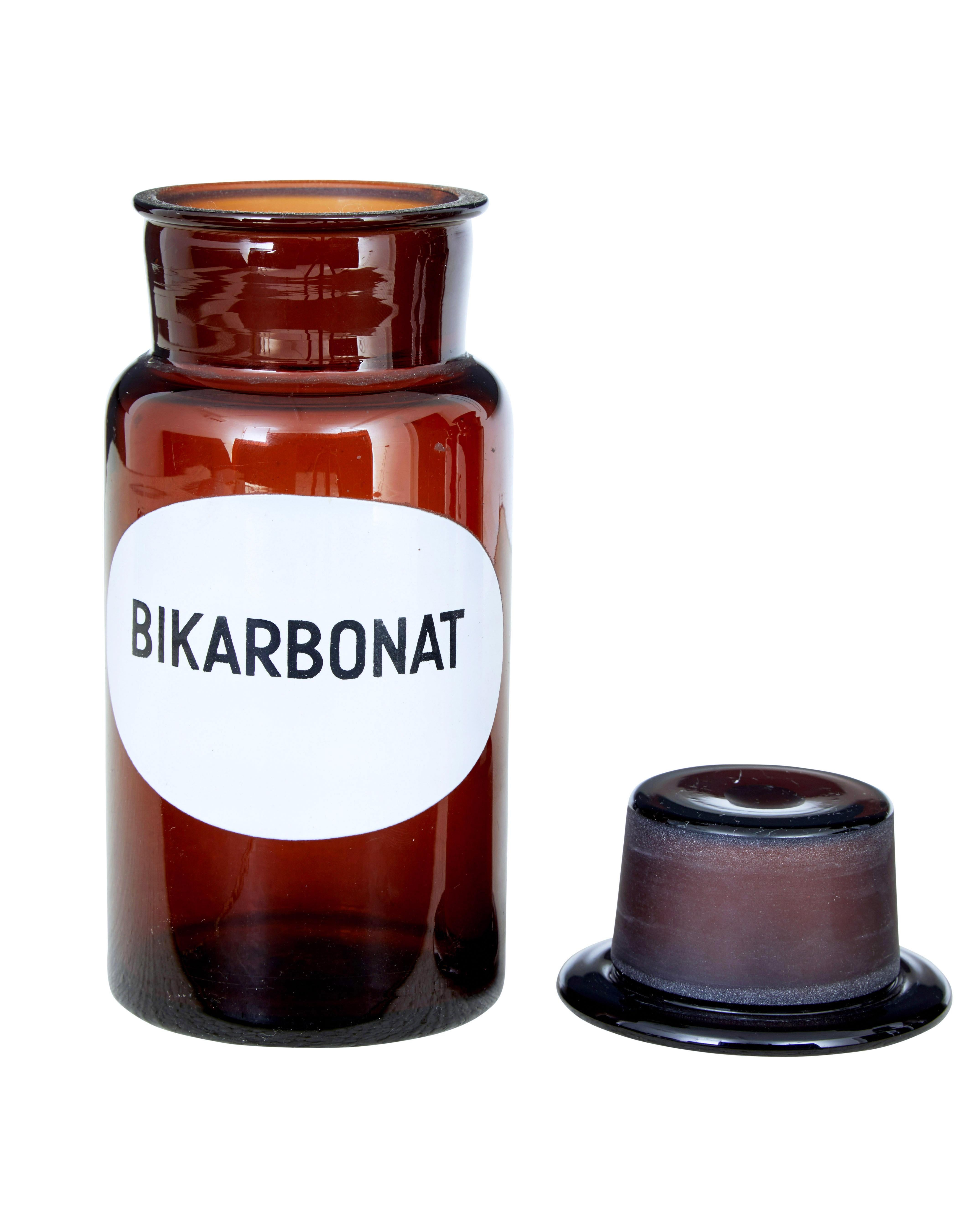 4 barattoli di vetro da farmacia svedesi della metà del XX secolo, circa 1930.

Barattoli di vetro marrone con fermi originali, etichettati in svedese per bicarbonato di sodio, acido tartarico, acido citrico e bicarbonato.

Ideale per decorare la