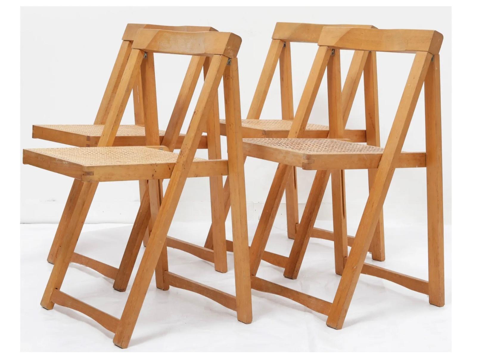 Satz von 4 Mid Jahrhundert Blonde Holz Klappstuhl mit Cane Sitz von Aldo Jacober CIRCA 1960. Sehr robust und solide. Flach stapeln, wie auf den Fotos zu sehen.

Verkauft als Satz von (4) Stühlen

