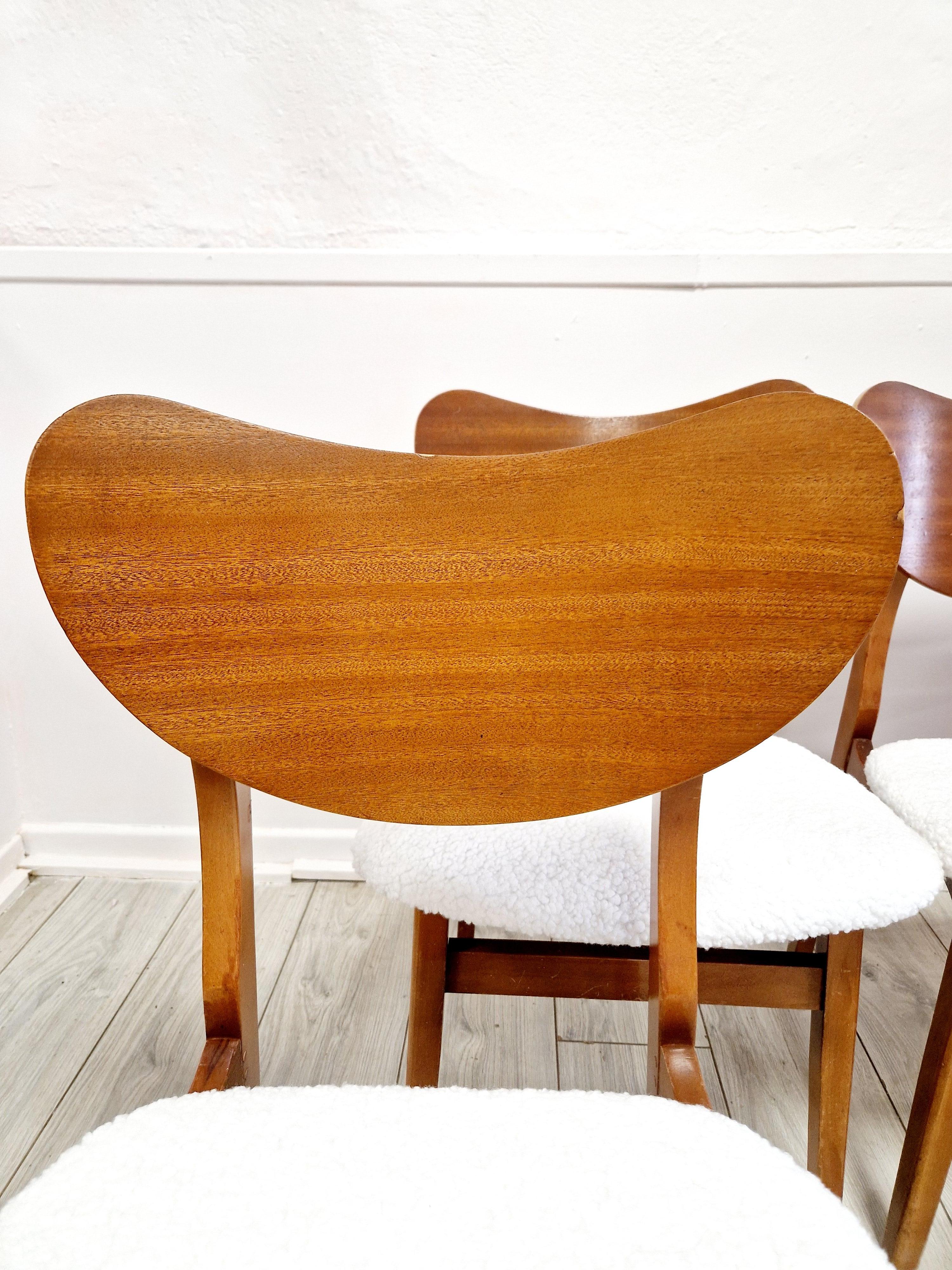 Sculpté 4 Chaises de salle à manger mi-siècle à dossier papillon en vente