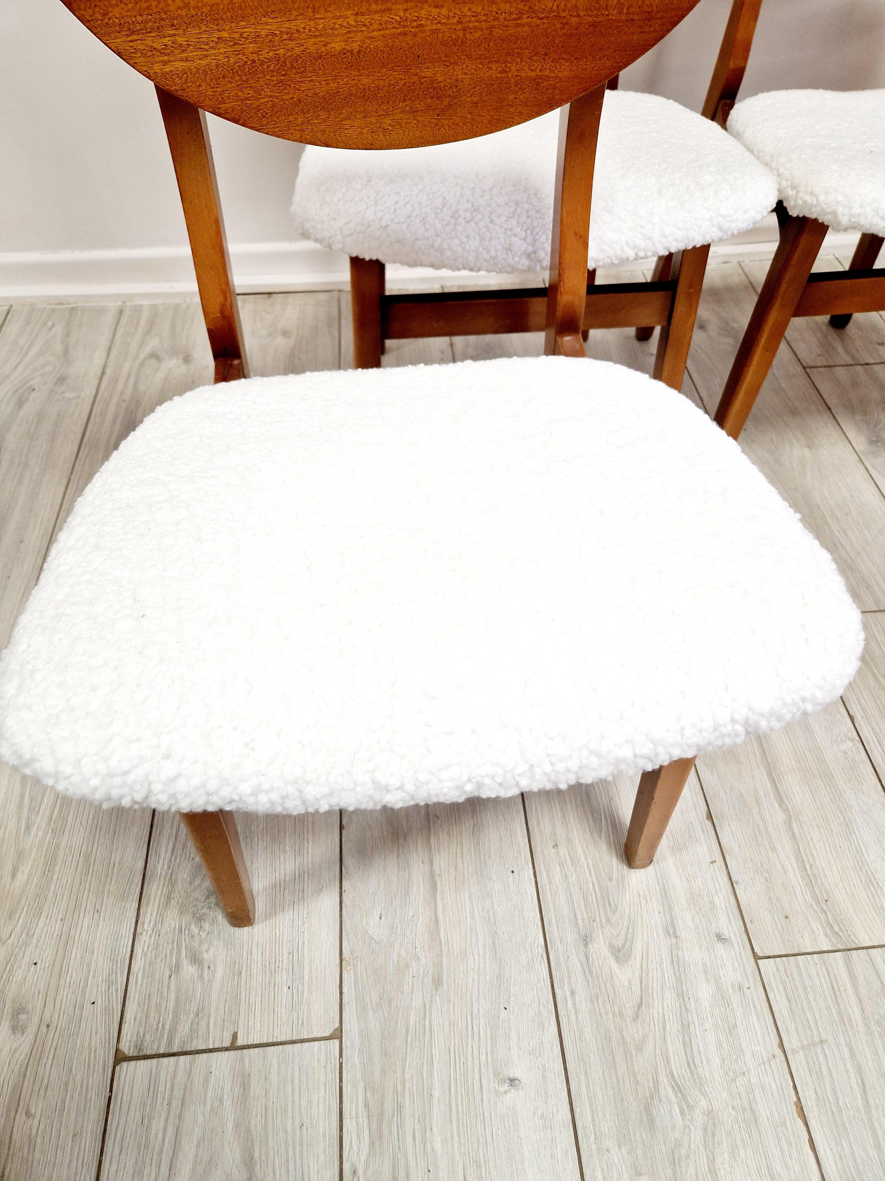 4 Chaises de salle à manger mi-siècle à dossier papillon Bon état - En vente à Buxton, GB
