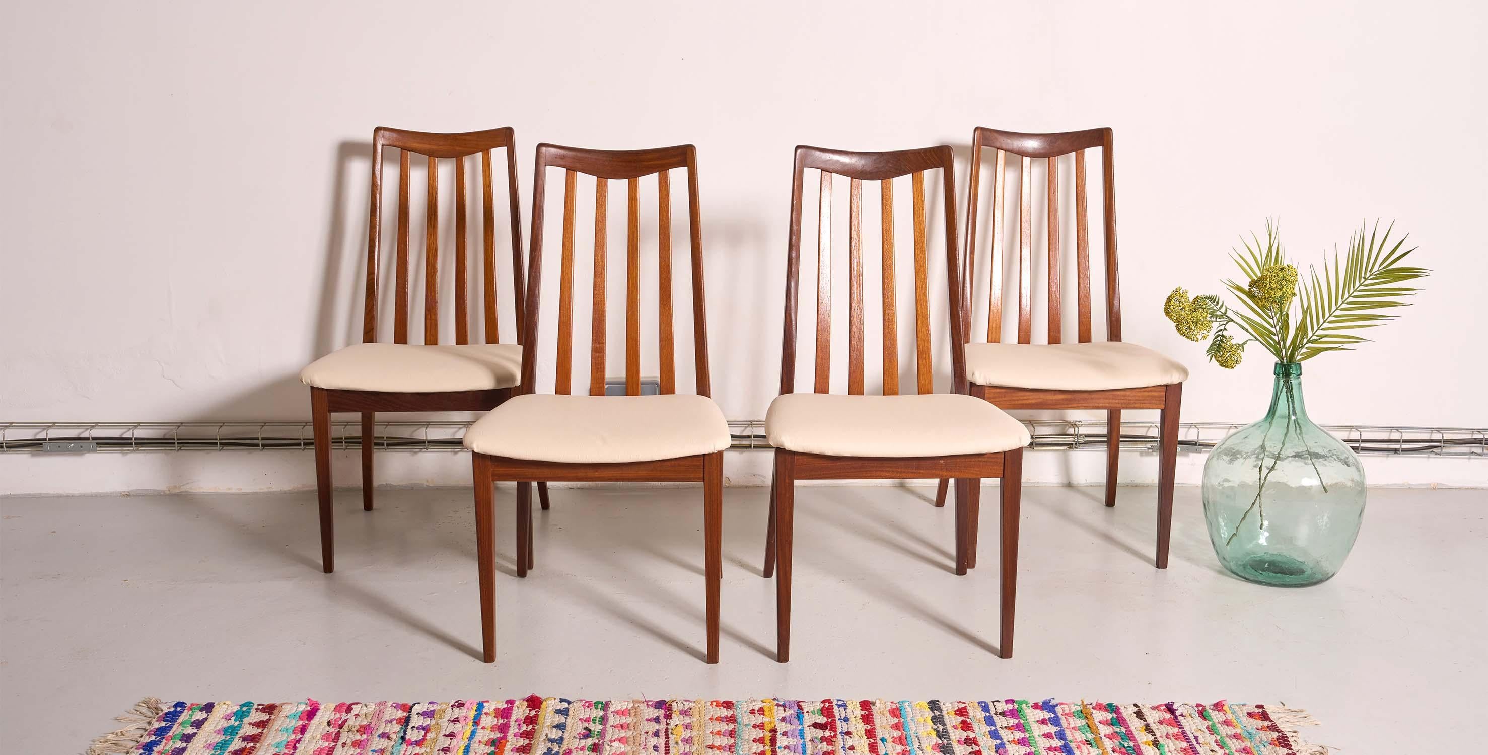 Timeless design for this set of 4 vintage Scandinavian-style G Plan chairs dating from the 1960s.

Set of 4 chairs with teak frame, curved bar back and cream skai fabric seat (new fabric).
The 4 chairs are identical and date from the 1960s.

English