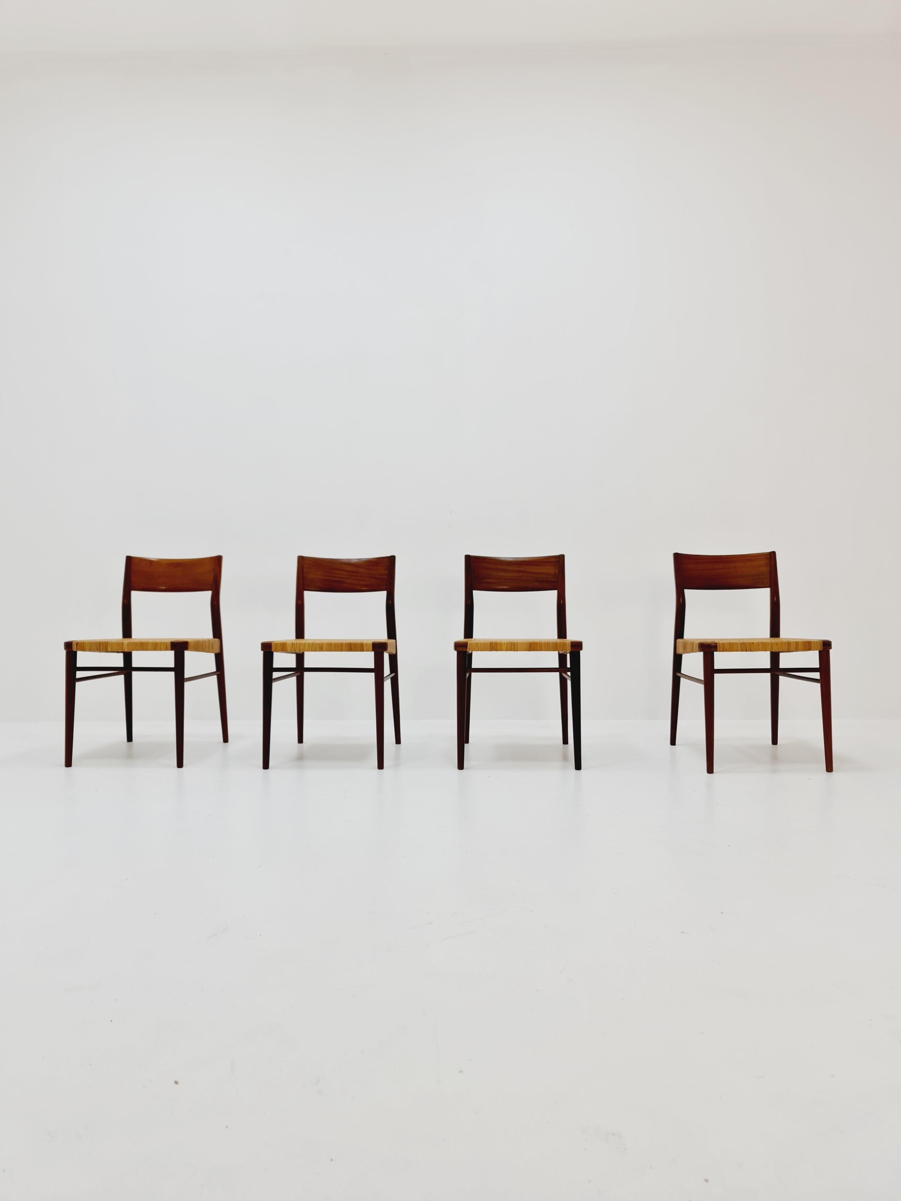 Mid Century German teak and rattan chairs by Georg Leowald for Wilkhahn, 1960s, Set of 4

The chair frames are made from solid teak and rattan sits, in good vintage condtion, however, as with all vintage items some minor wear marks should be
