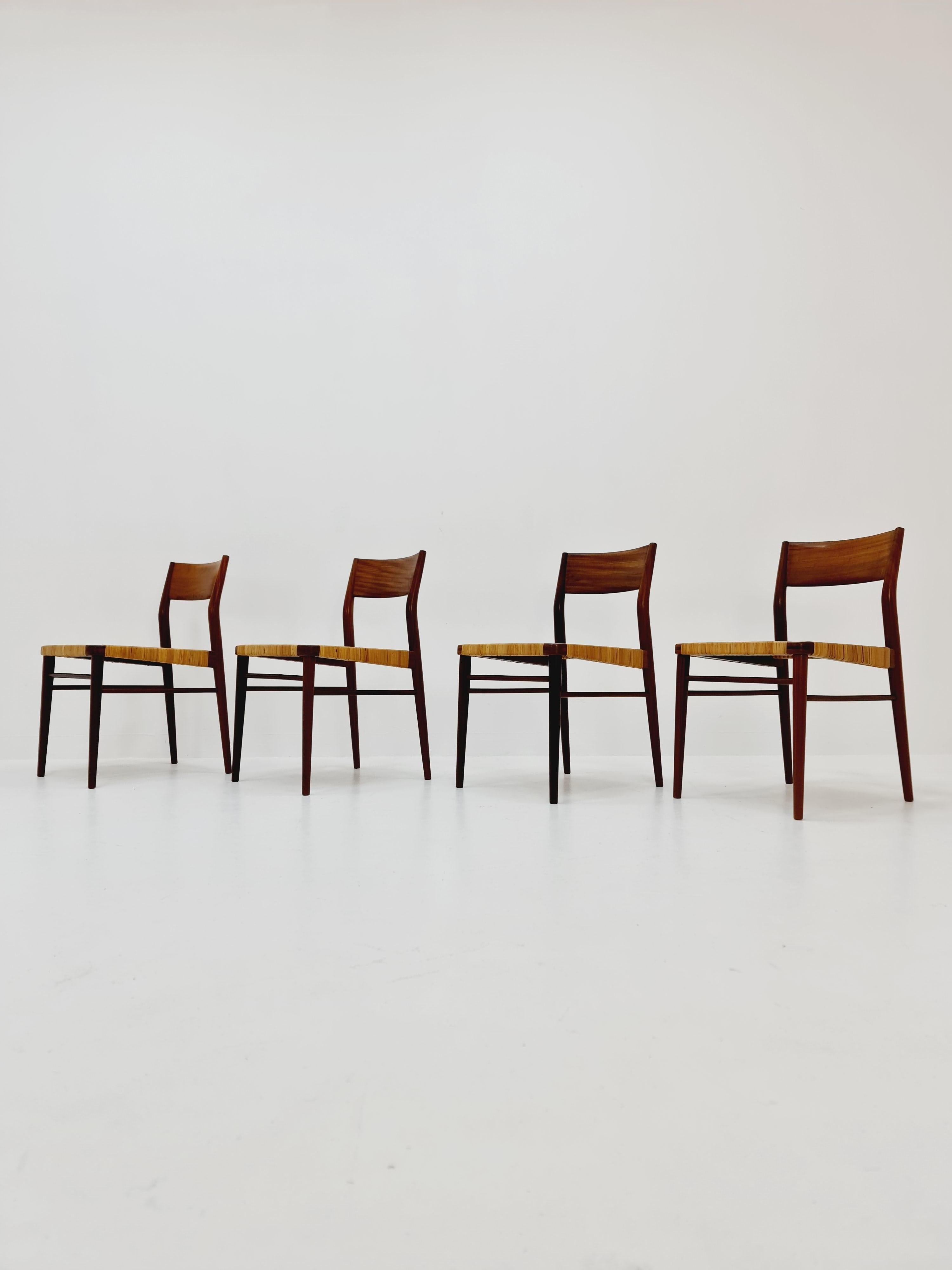 Milieu du XXe siècle 4 chaises allemandes du milieu du siècle dernier en teck et rotin de Georg Leowald pour Wilkhahn en vente
