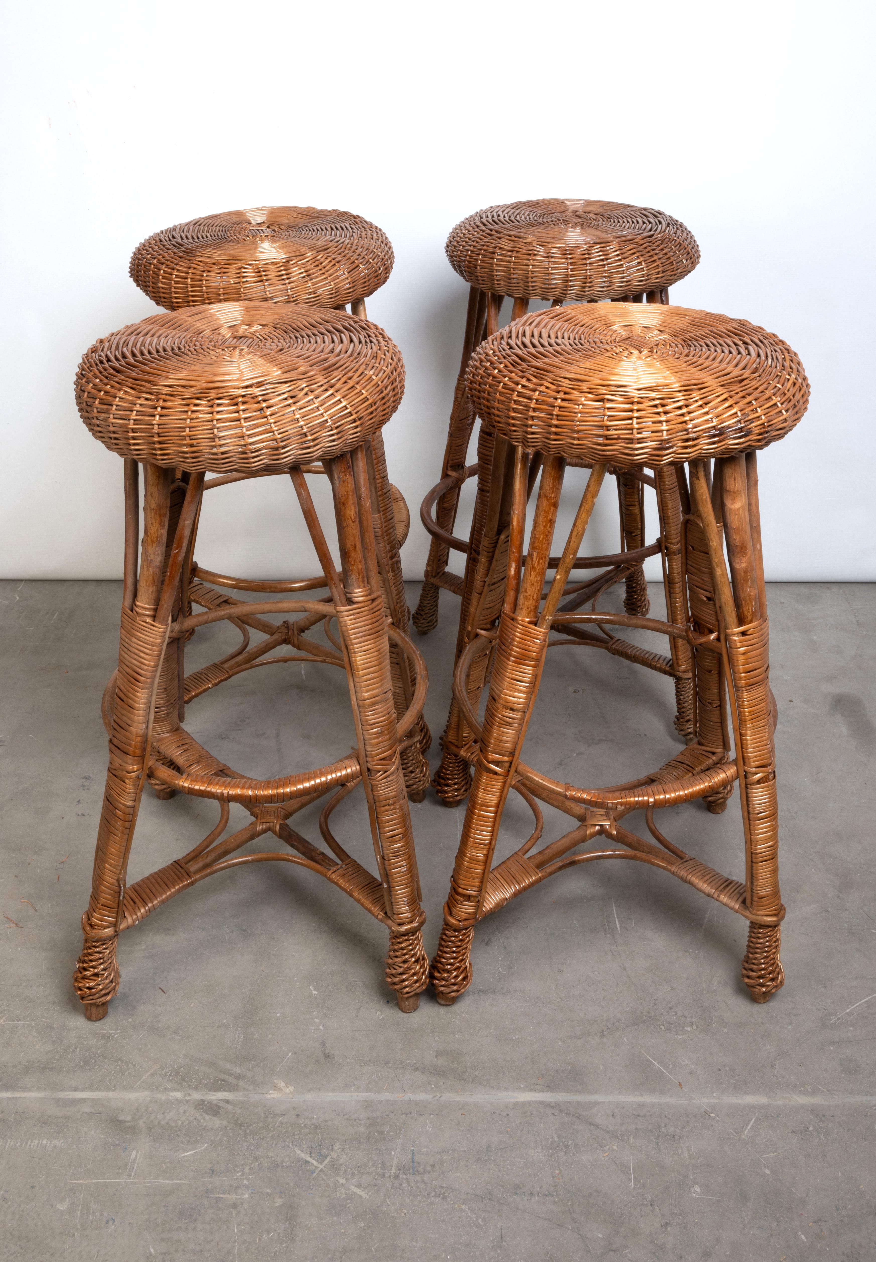Un set di quattro sgabelli da bar in vimini e rattan del Mid Century italiano C.C.
In ottime condizioni commisurate all'età.