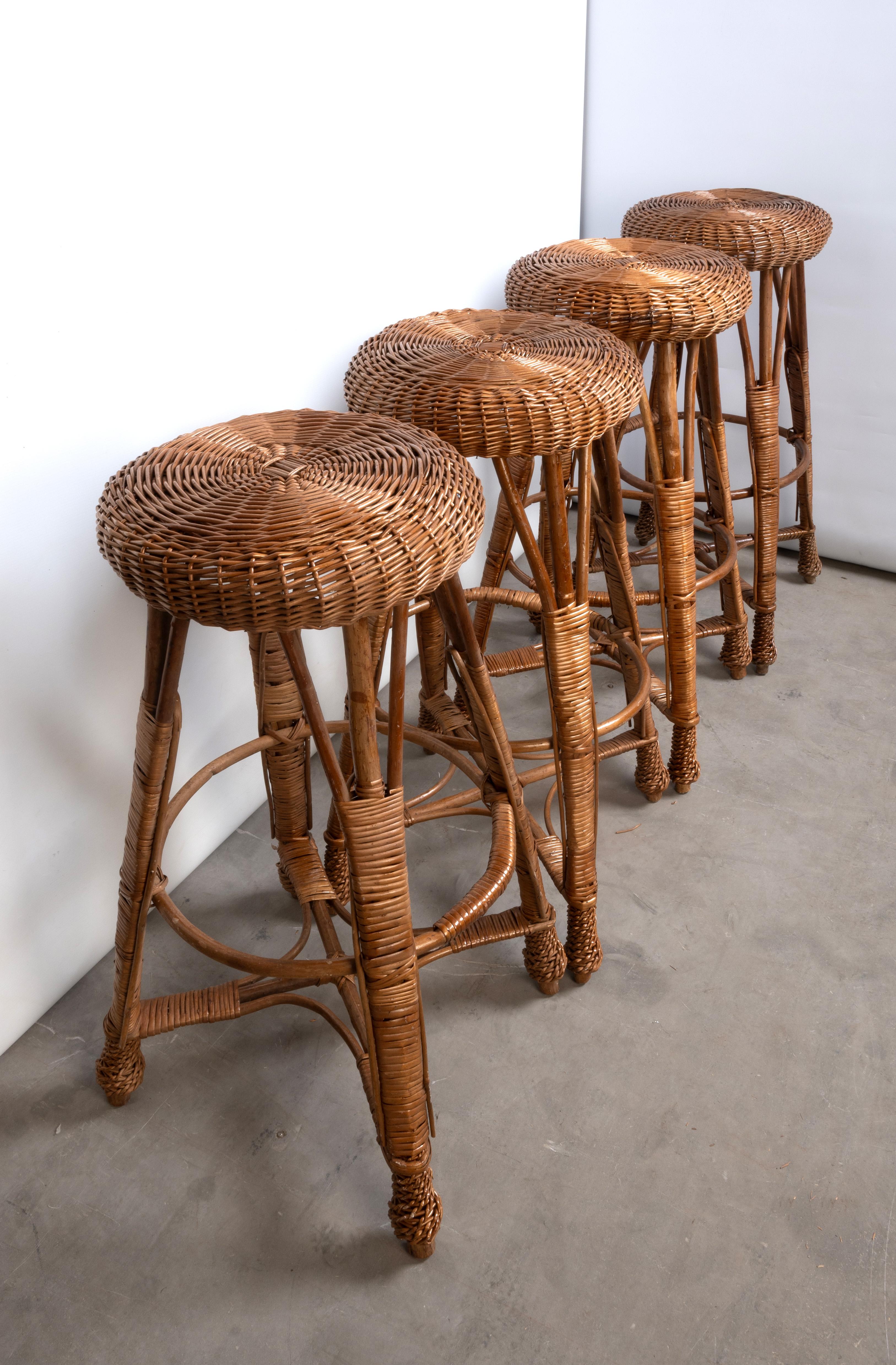 Mid-Century moderno 4 sgabelli da bar in vimini e rattan della metà del secolo scorso C.C. in vendita