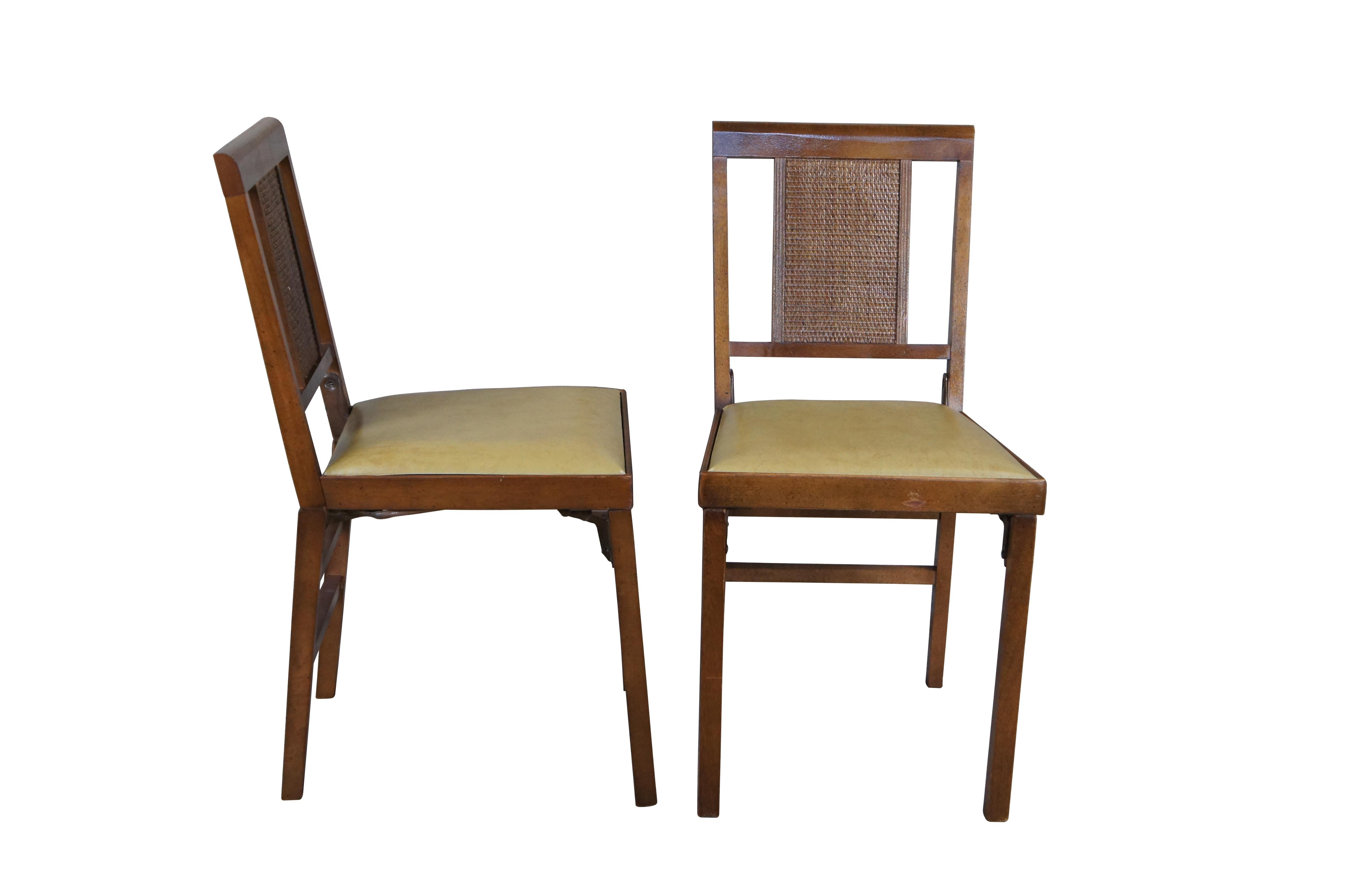 Quattro sedie laterali pieghevoli Leg-o-Matic della metà del secolo.  Realizzata in noce con schienali in vimini intrecciato e rattan, seduta in vinile e cerniere in metallo. 

Leg-o-Matic era una divisione di Lorraine Ind., Bridgeport Conn. Dagli