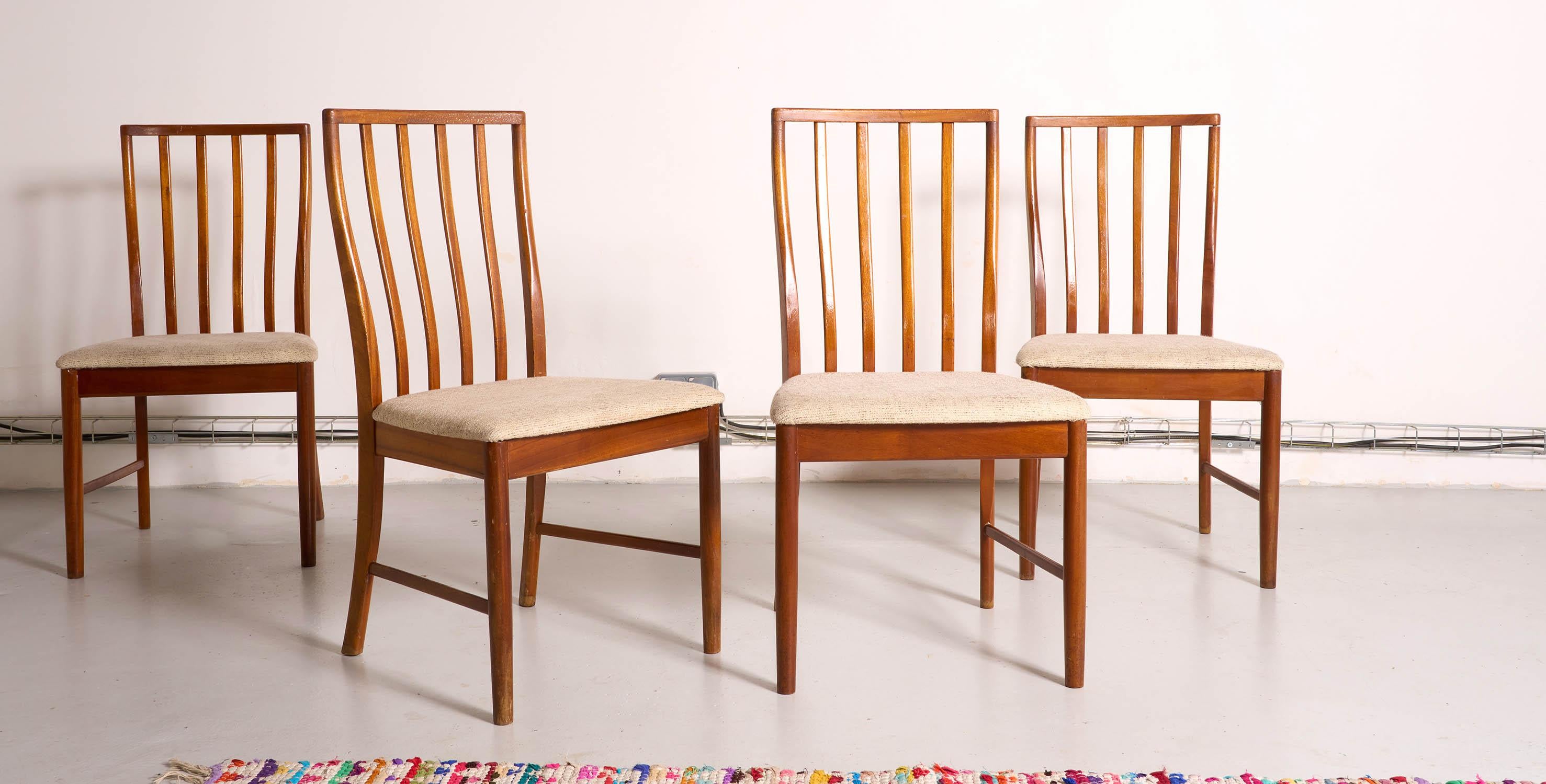 Timeless design for this set of 4 vintage chairs from the British brand MCintosh in Scandinavian vintage style, dating from the 1960s-70s.
Product description
Set of 4 vintage MCintosh chairs, teak structure, slatted back and brown beige fabric