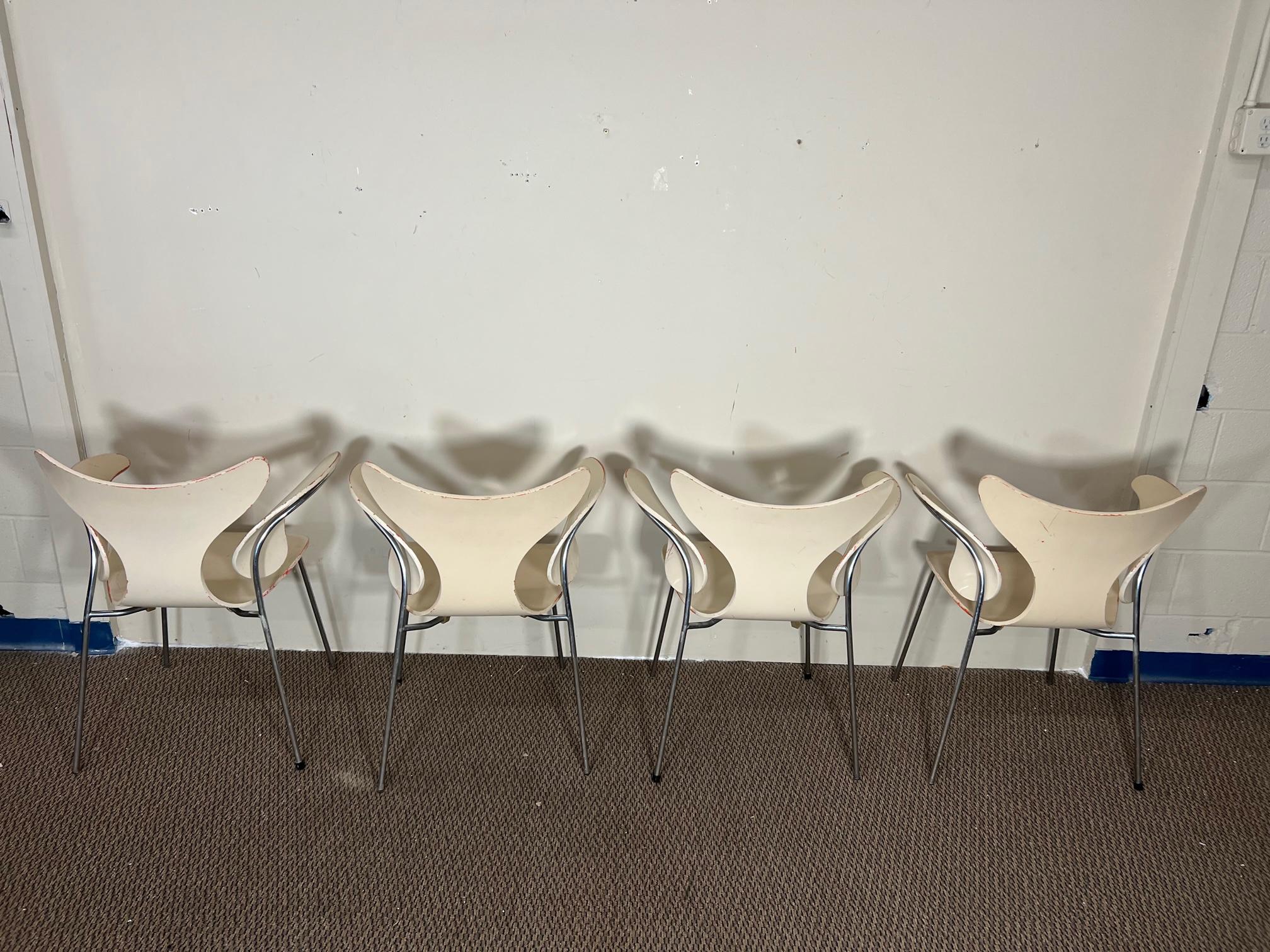 4 Mid-Century Modern Danish Chairs Arne Jacobsen for Fritz Hansen Seagull Chairs In Fair Condition In Atlanta, GA