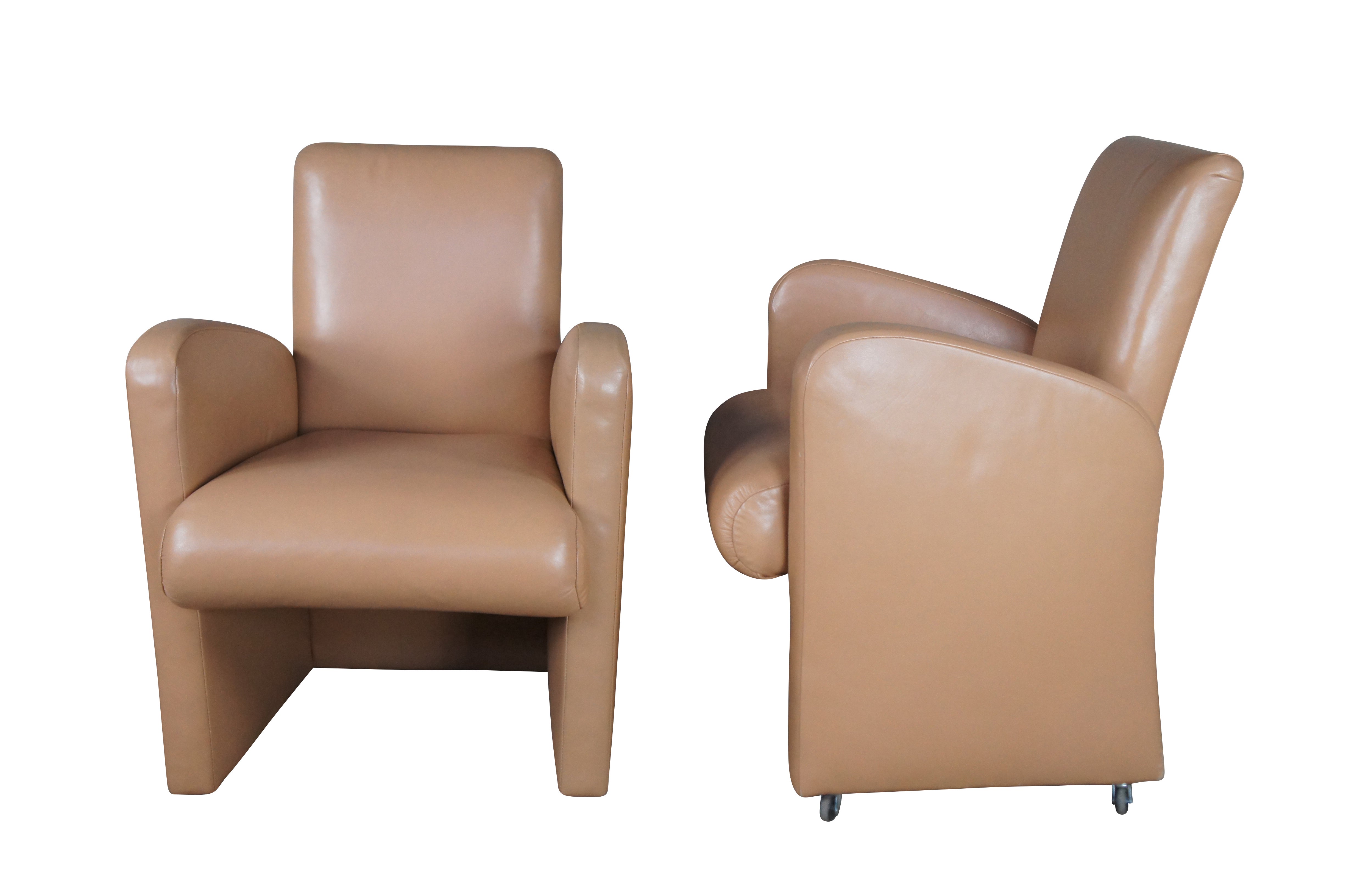 Set di quattro sedie da gioco o da ufficio della linea moderna di metà secolo Jay Spectre per Century Furniture, con braccio inclinato e pelle beige/tan. 

Provenienza: Jerome Schottenstein Estate, Columbus Ohio.  Jerome era un imprenditore e