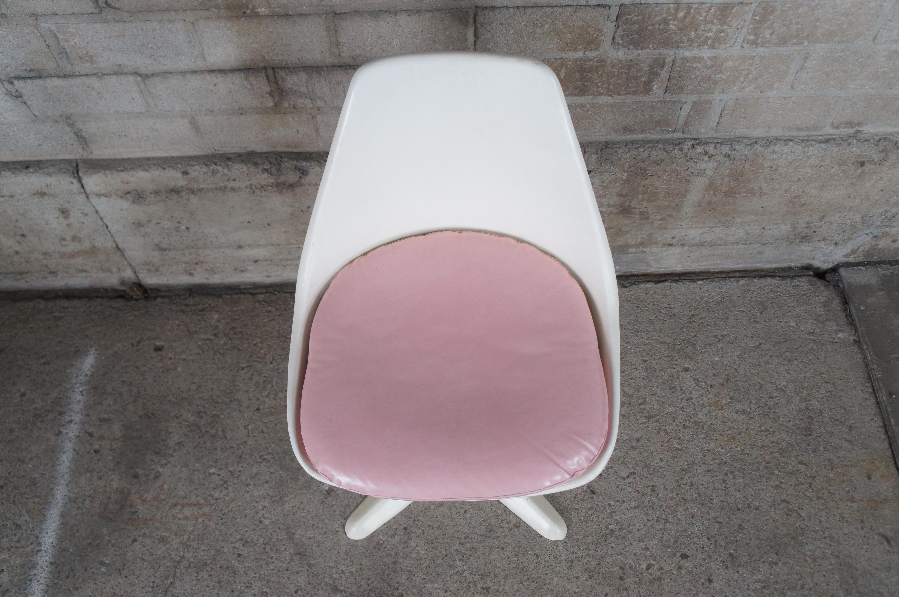 4 Mid Century Modern Maurice Burke Model 115 Tulip Star Shell Dining Chairs  In Good Condition For Sale In Dayton, OH