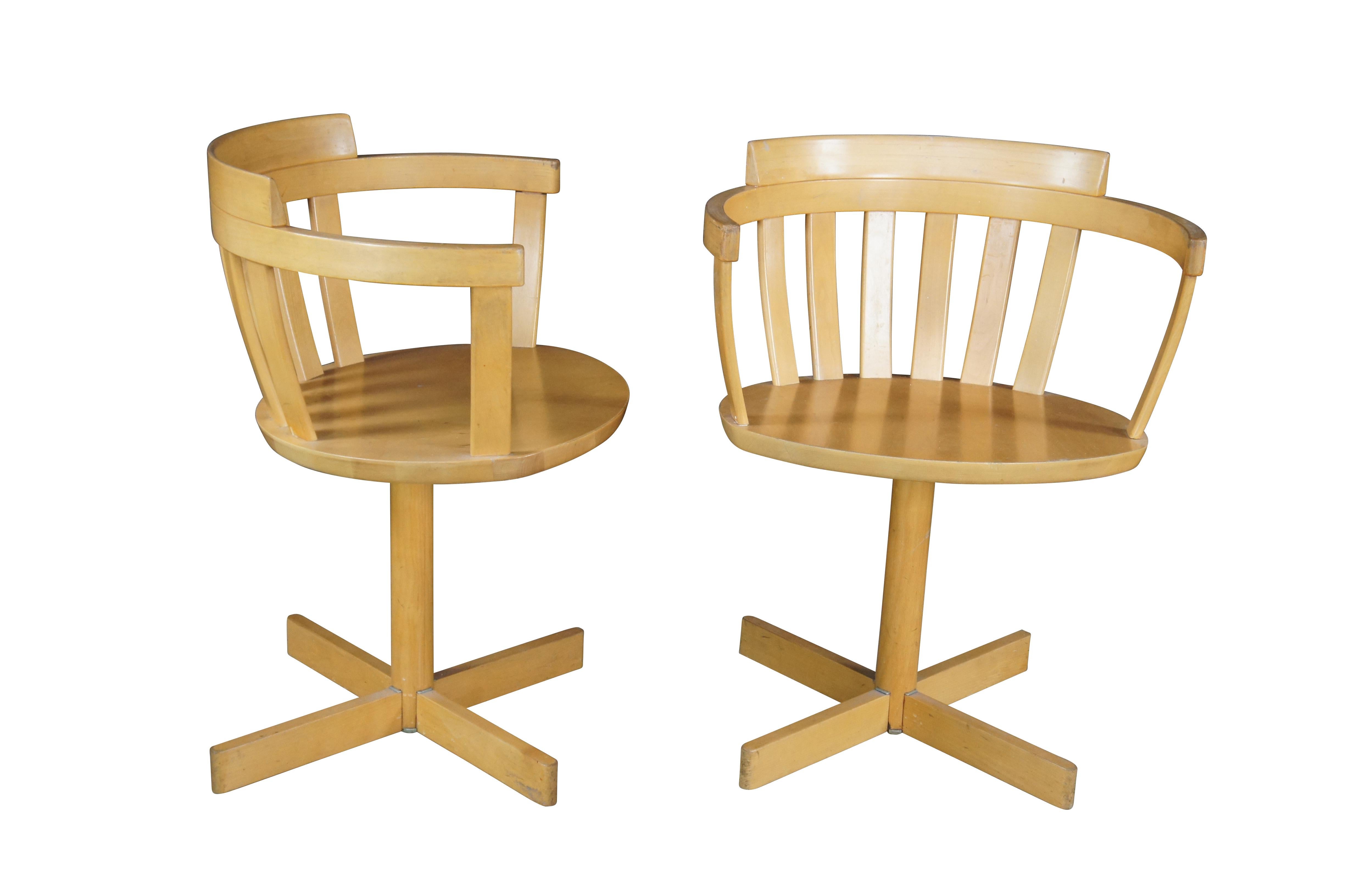 Satz von 4 schwedischen modernen Drehsesseln von Sune Fromell & Jan Hallberg für Edsby-verken, ca. 1960er Jahre.  Das Gestell ist aus Birke und hat eine Rückenlehne mit vertikalen Latten über einem ovalen Sitz.  Jeder Stuhl wird von einer runden
