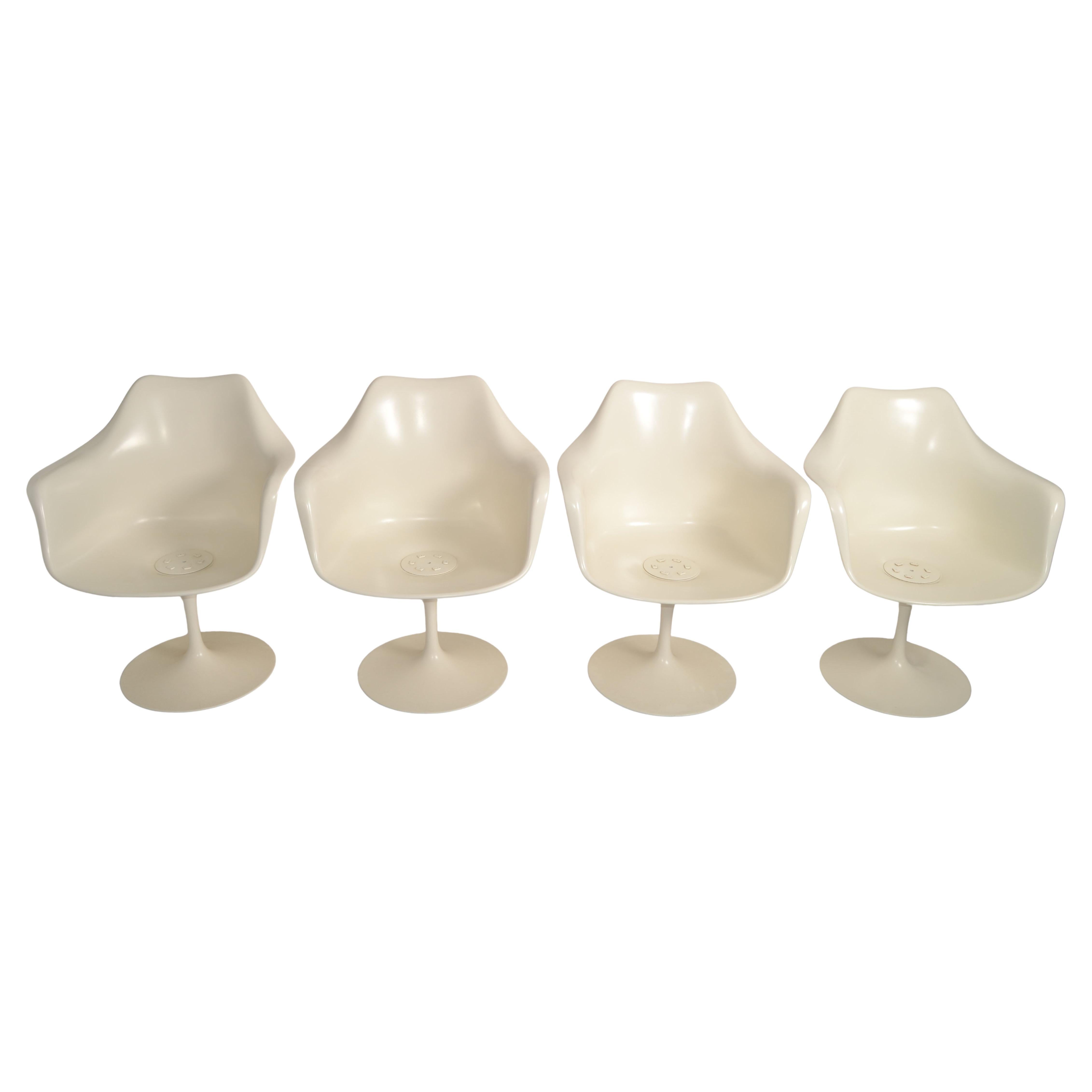 Un bellissimo set di 4 poltrone vintage a tulipano disegnate da Eero Saarinen e prodotte da Knoll Associates.
Ogni sedia è dotata di una base girevole in alluminio fuso a forma di Tulip e di una seduta in fibra di vetro. 
Marcato RB 50 sotto la base