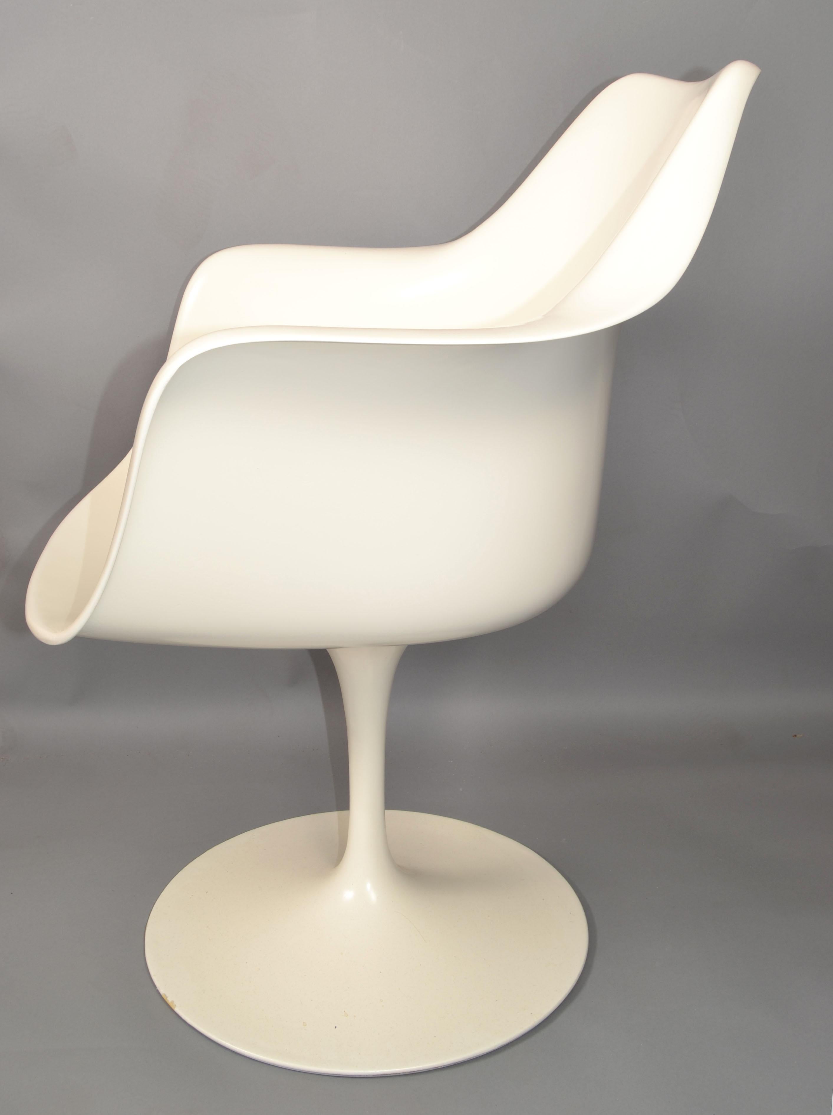 XX secolo 4 Sedia da pranzo girevole Tulip di Eero Saarinen per Knoll, stile metà secolo. in vendita