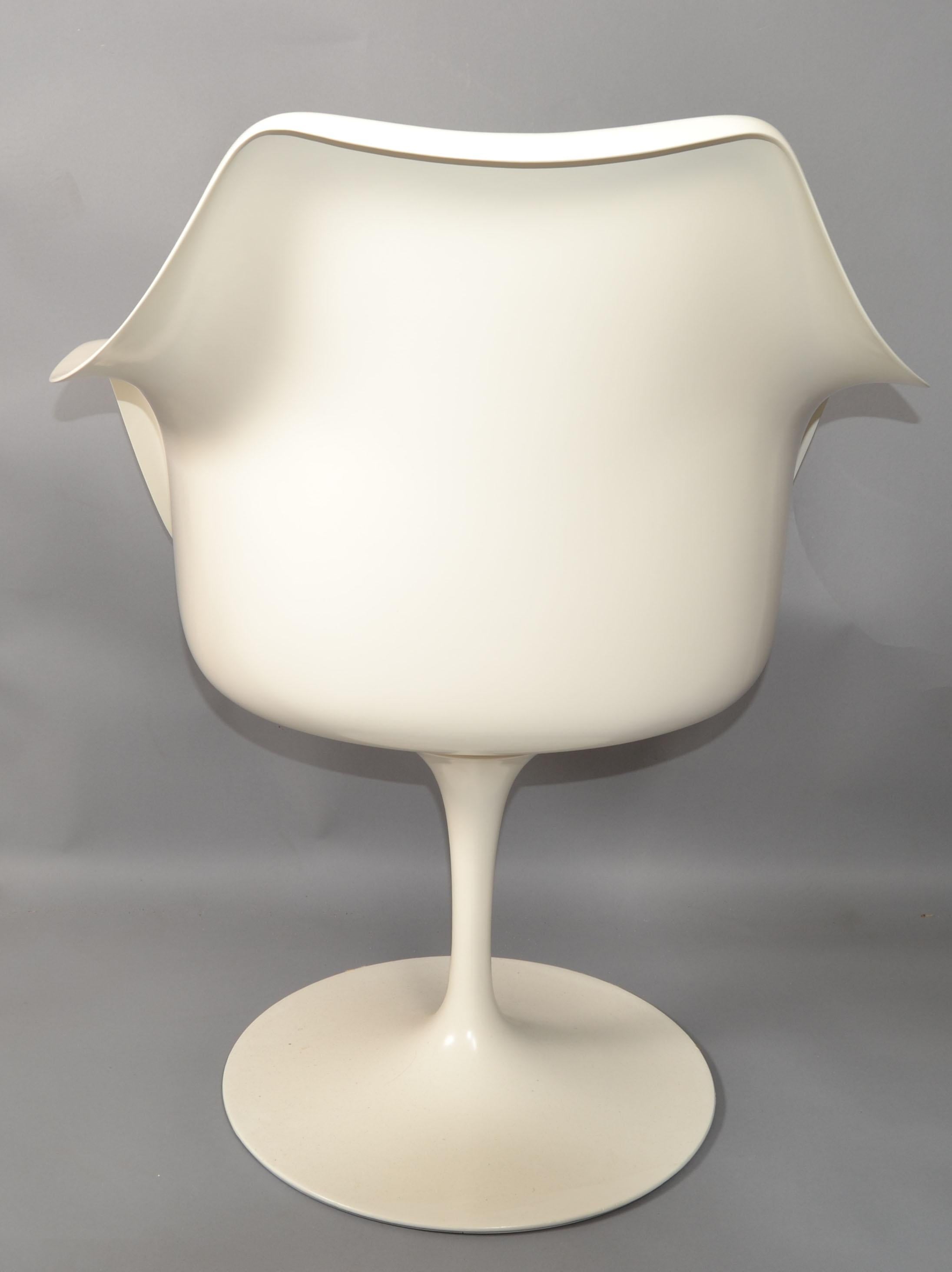 Alluminio 4 Sedia da pranzo girevole Tulip di Eero Saarinen per Knoll, stile metà secolo. in vendita