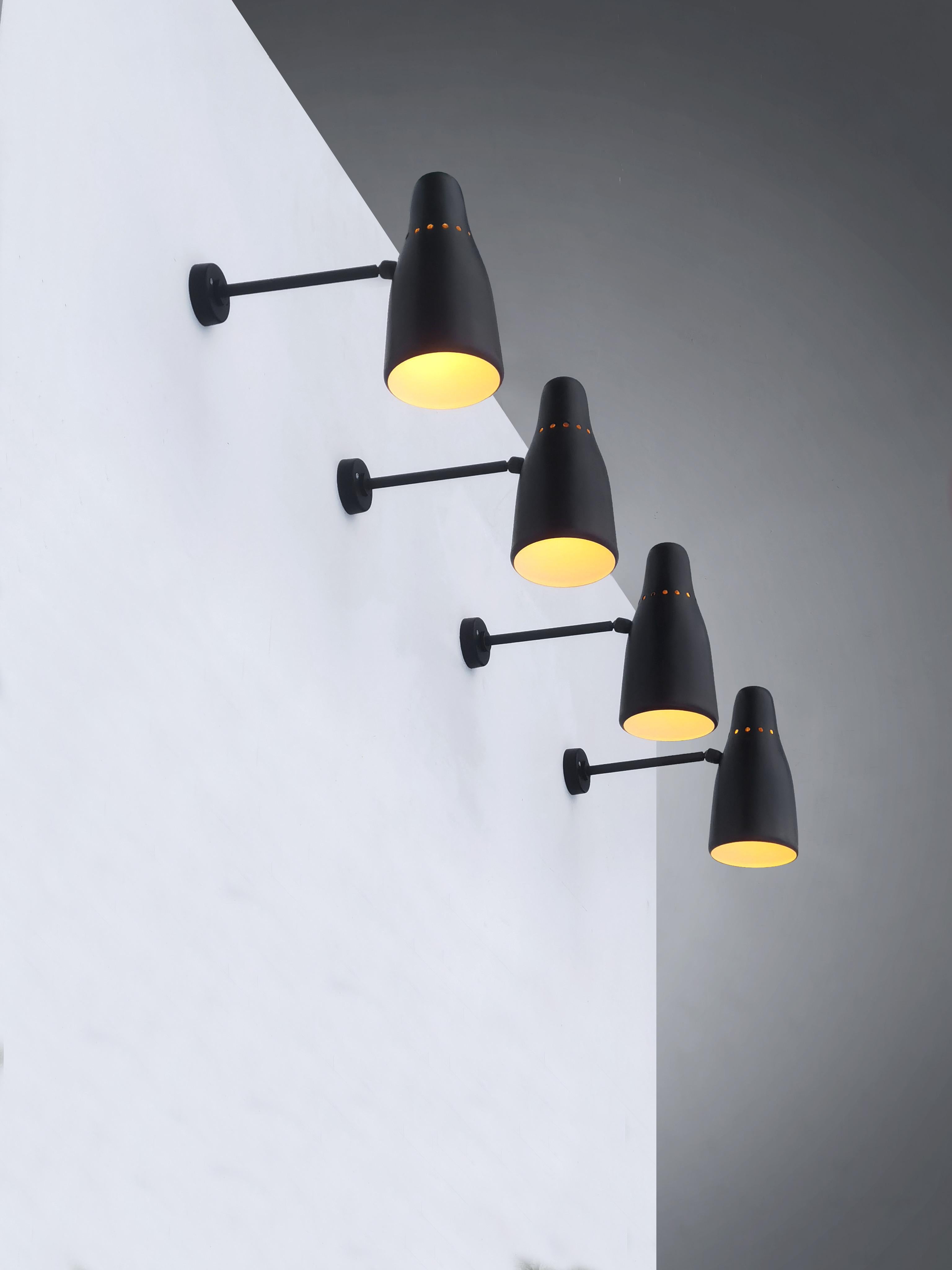 Conjunto de 4 apliques orientables, bellos y muy decorativos, de mediados de siglo moderno, al estilo de un modelo emblemático de Pierre Guariche, atribuido a Jacques Biny, fabricado por Luminalite, Francia, 1950.

Estos apliques están montados