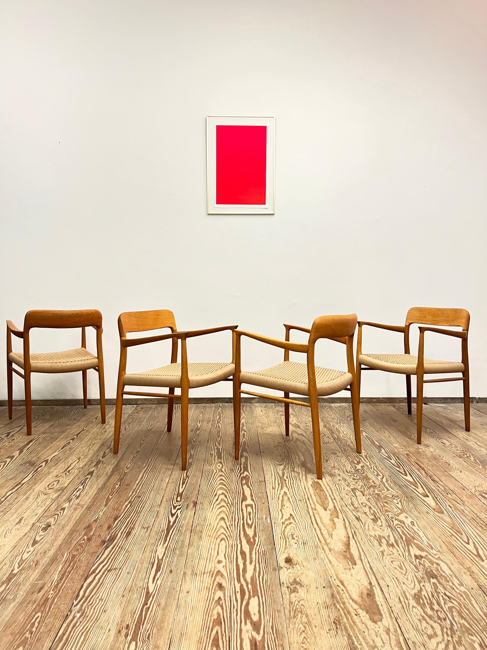 Dimensions des fauteuils à accoudoir : 58x56x76x44cm (largeur x profondeur x hauteur x hauteur d'assise)

Danish Design by Niels O. Møller manufacured by J.L. Møllers au Danemark dans les années 1950. L'ensemble comprend 4 chaises de salle à manger