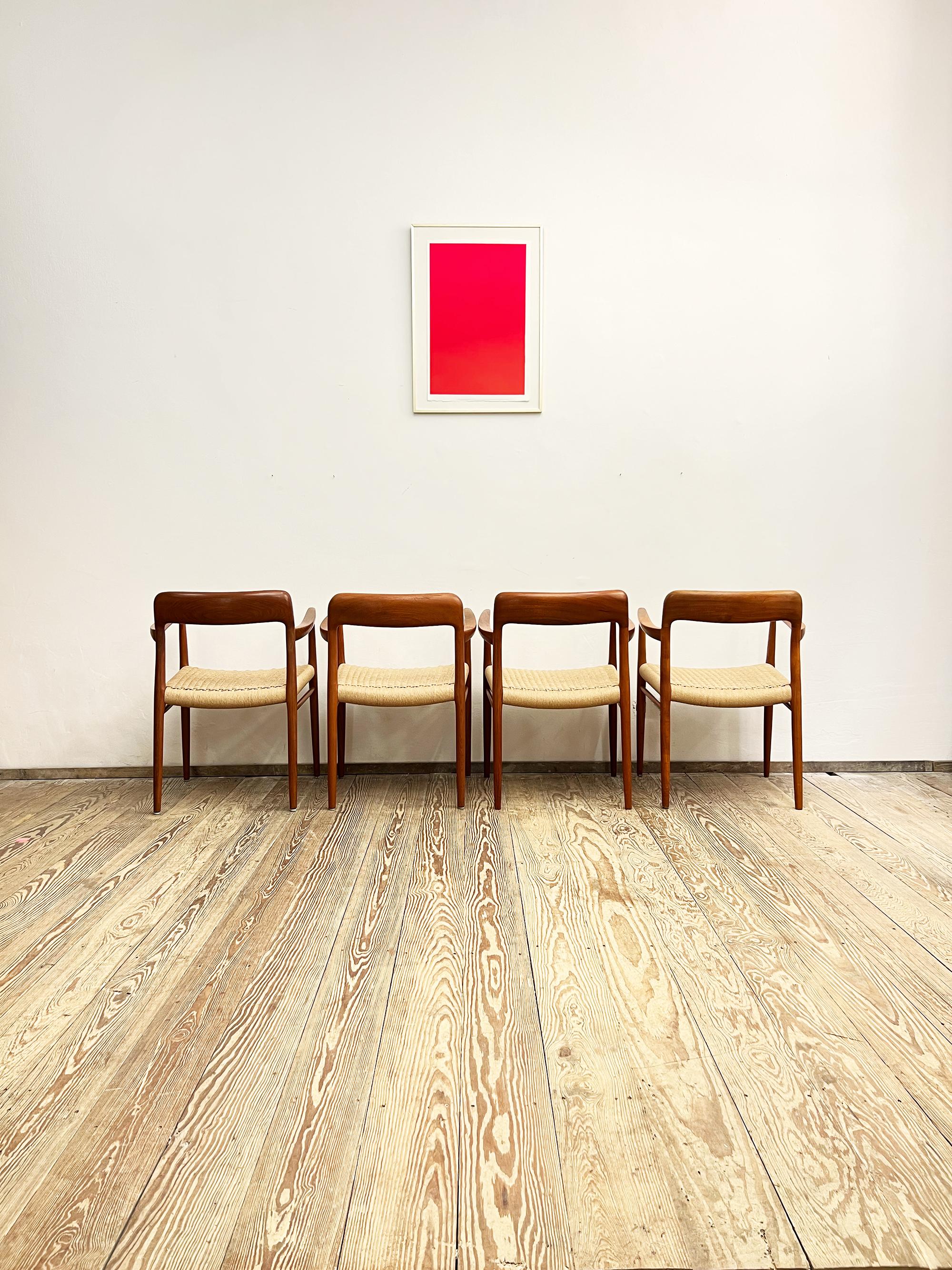 Dimensioni 58 x 56 x 76 x 44 cm (larghezza x profondità x altezza x altezza della seduta)

Questo bellissimo e rarissimo set di 4 sedie con braccioli disegnate da Niels O. Møller è stato prodotto da J.L.Mollers in Danimarca. Il modello 56 con