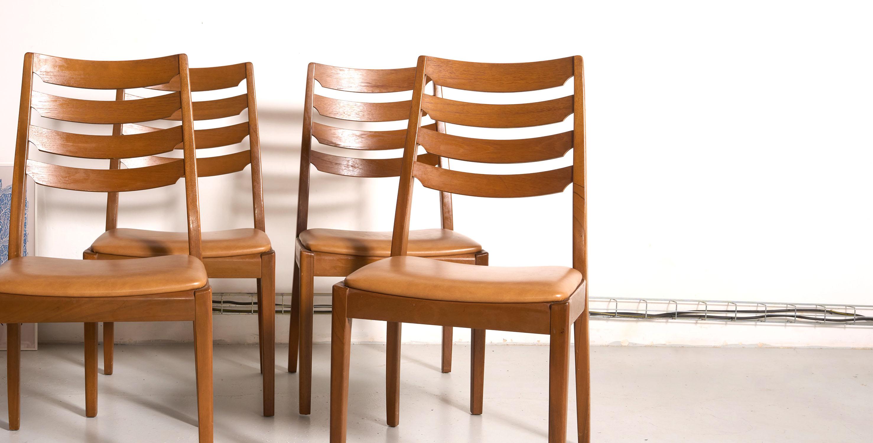 Set of 4 vintage English chairs with teak frame, slatted back and brown skai fabric seat.

Label: Nathan
They date from the 1960-70s.

Wood: Teak

480€/set of 4 chairs

Product dimensions
Total height: 91cm
Width: 48,5cm
Depth: 43cm

Seat height: