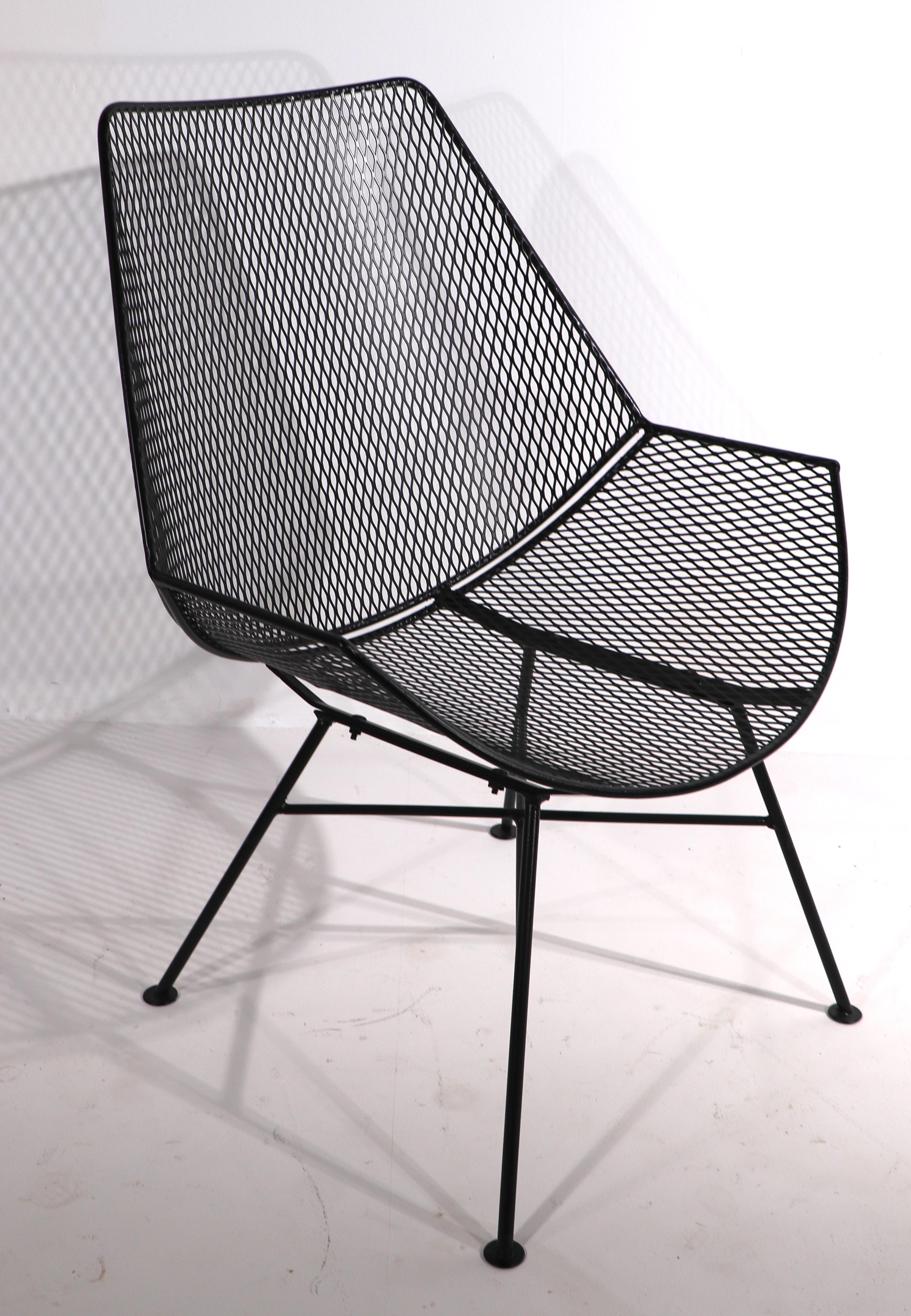 Rare set of stylish wrought iron and metal mesh lounge chairs design attributed to Tempestini, for Salterini. The chairs are newly powder coated with a black satin finish, making the architectural form even more graphic and impressive.
Wrought iron